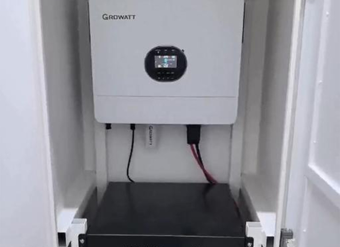 Mikrogrid s fotovoltaickou elektrárnou a akumulací energie mimo veřejnou síť pro logistické skladové zařízení v Brazílii