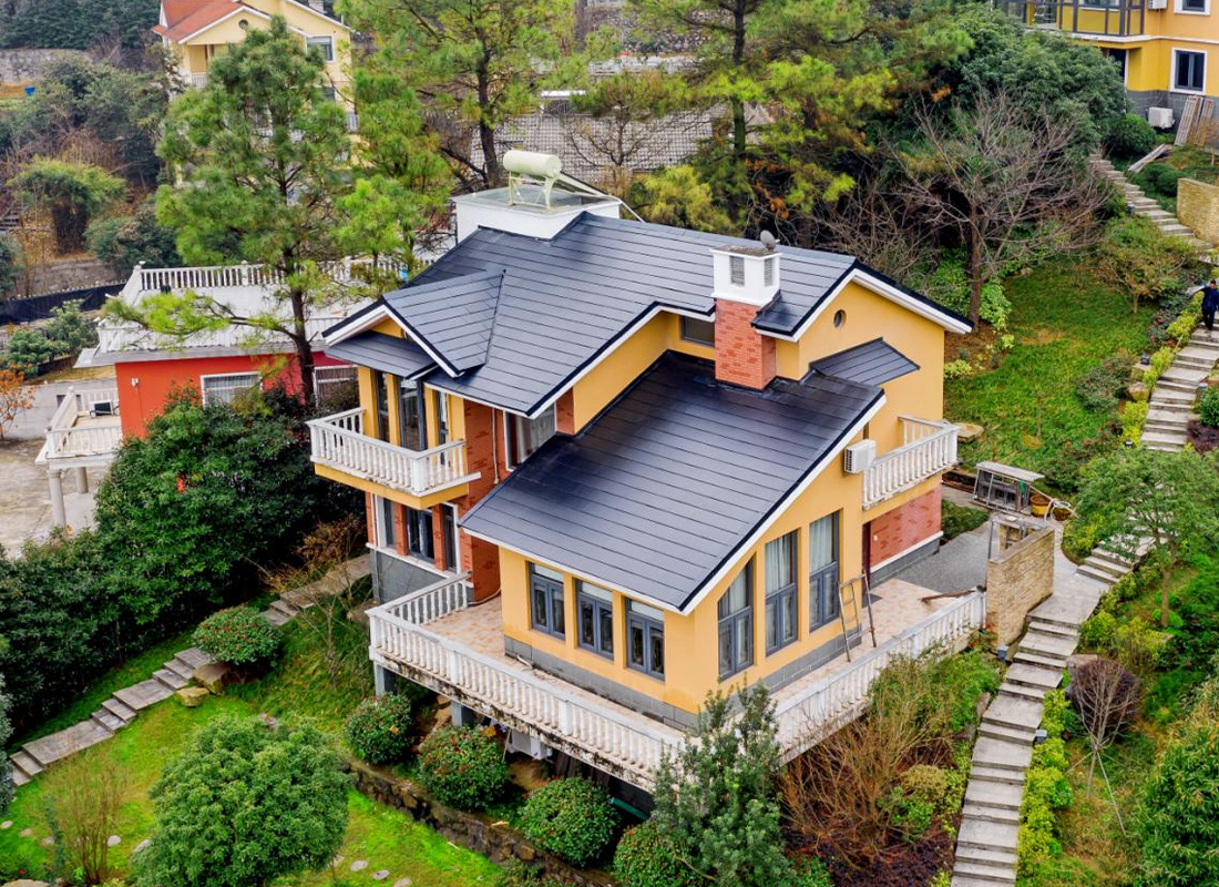 Mikrogrid s fotovoltaickou elektrárnou a akumulací energie pro horskou rezidenční vilu ve Švýcarsku