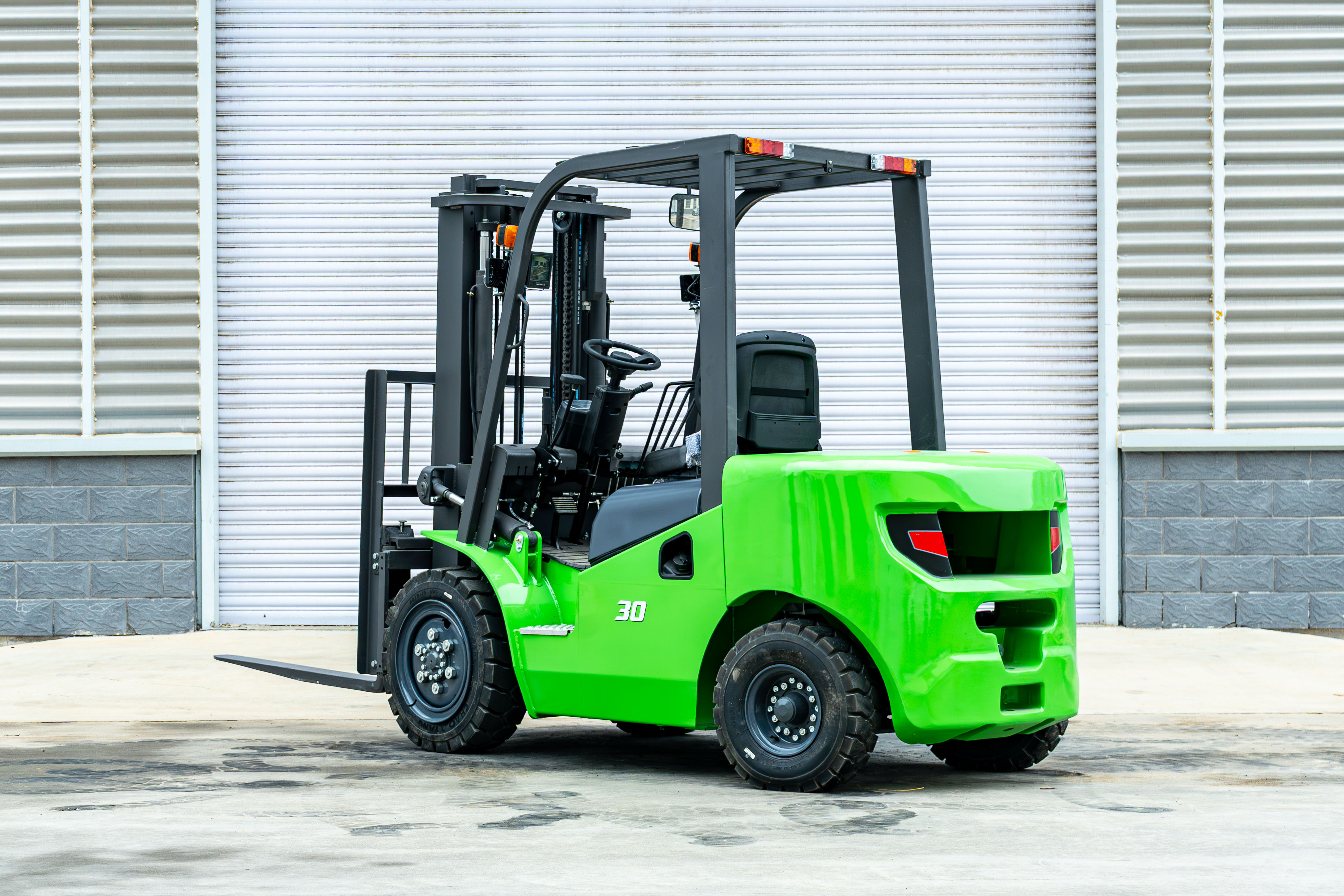 https://shopcdnalpha.grainajz.com/category/483737/4267/72e142430972d13a60704f0da74dd416/forklift.jpg