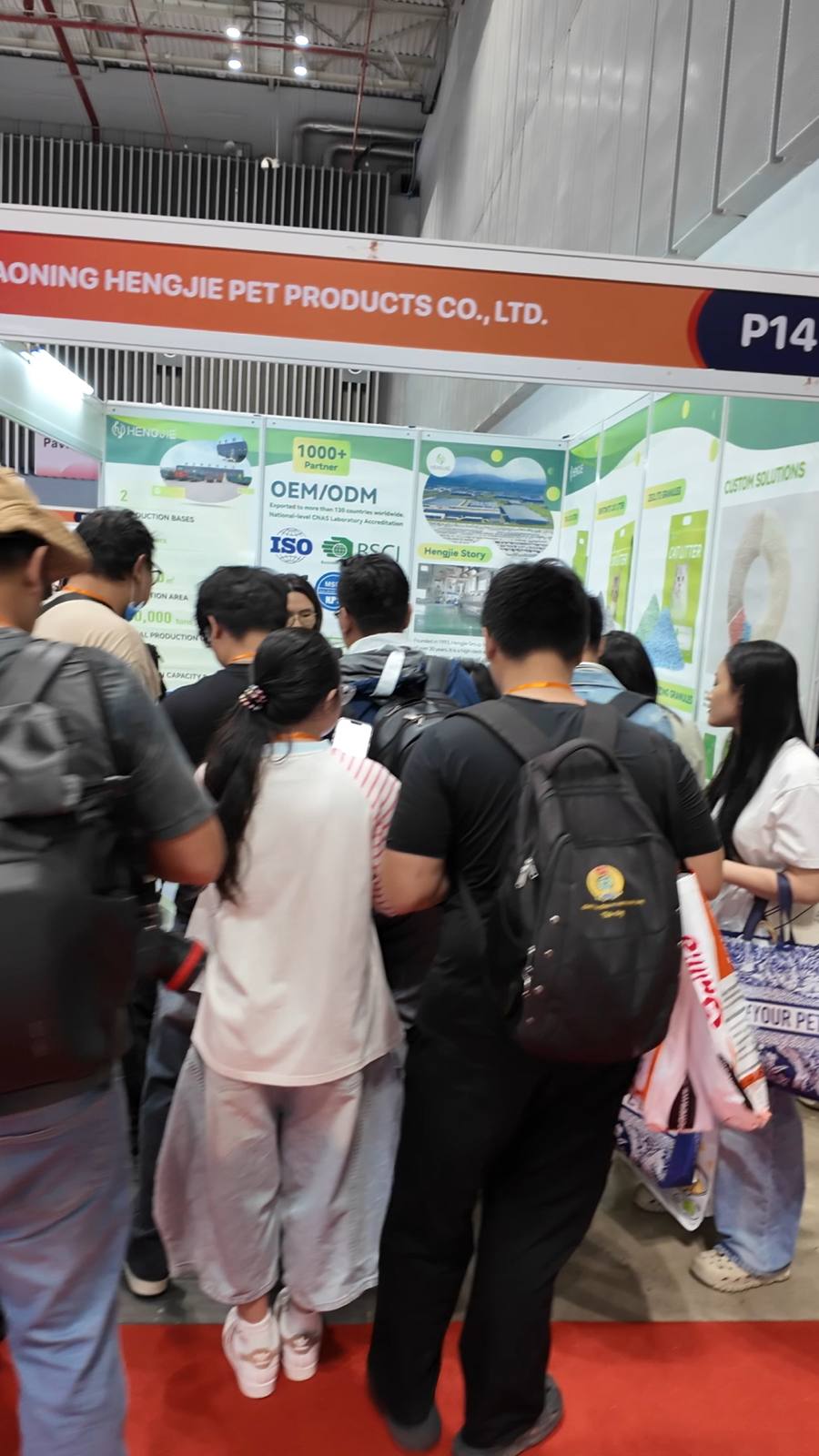 Compradores visitando el stand de Liaoning Hengjie Pet Products en Vietnam 2026