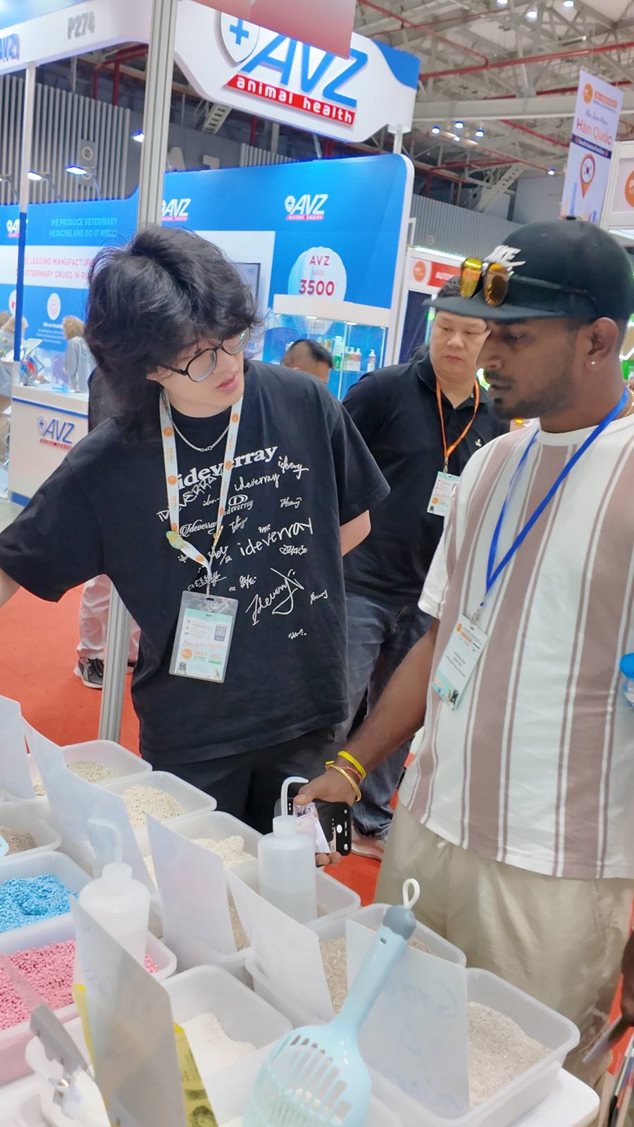 Personal de HENGJIE explicando arena de bentonita a comprador en Expo Vietnam 2026