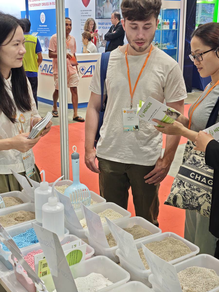 Comprador internacional examinando muestras de arena de tofu HENGJIE en Vietnam 2026