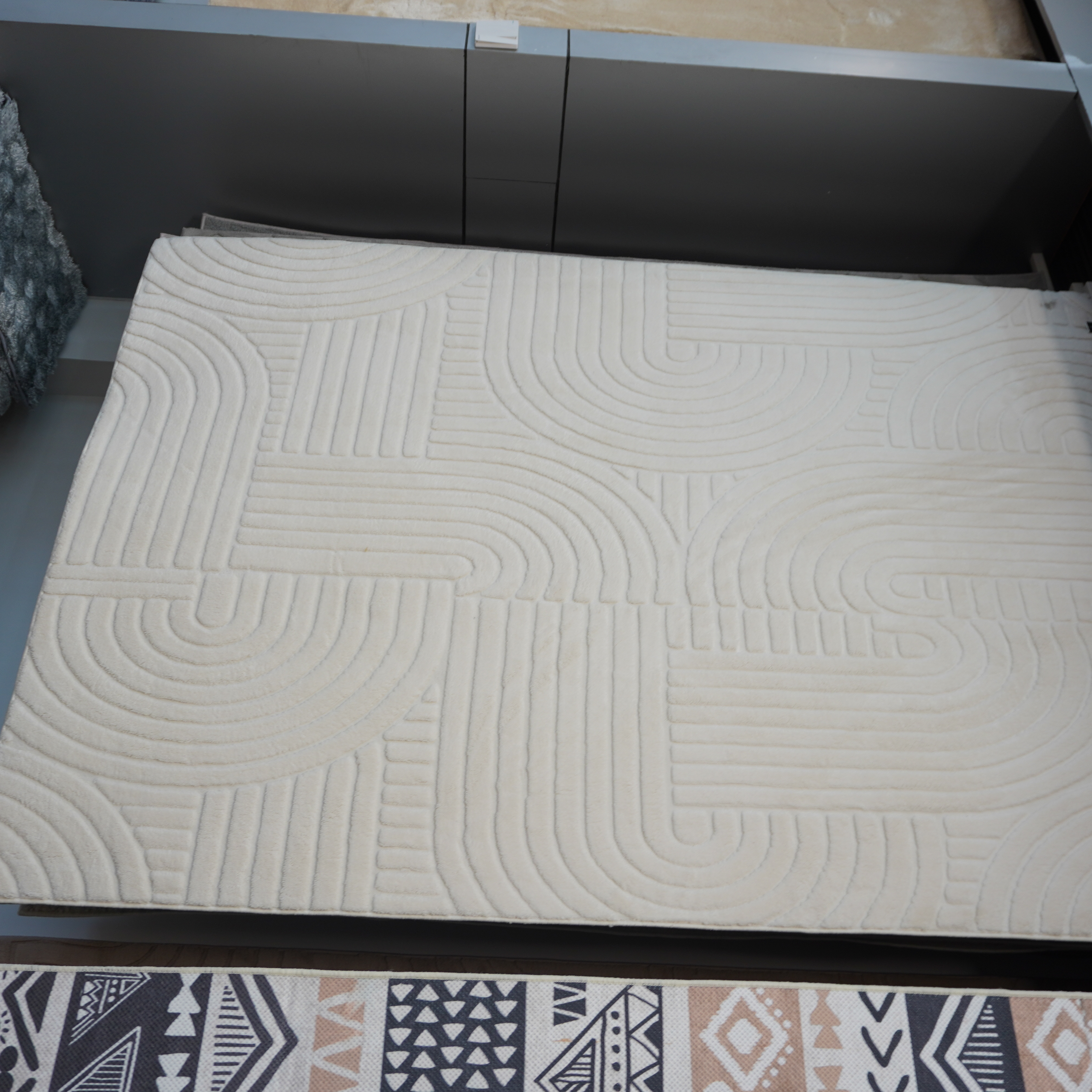What Makes Gray Area Rugs a Trending Choice for Modern Interiors?