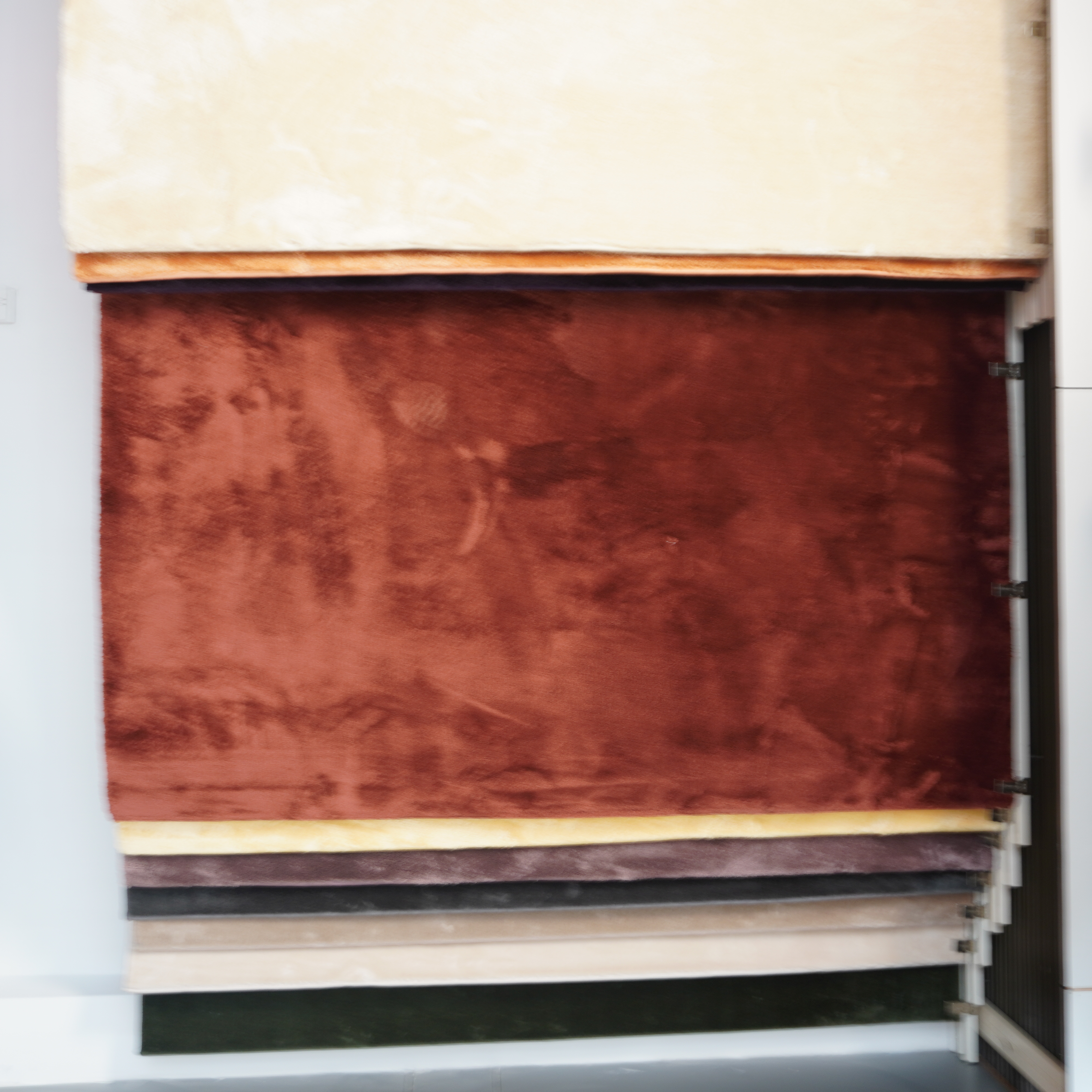 How to Choose the Perfect Fur Rug for Your Bedroom Decor