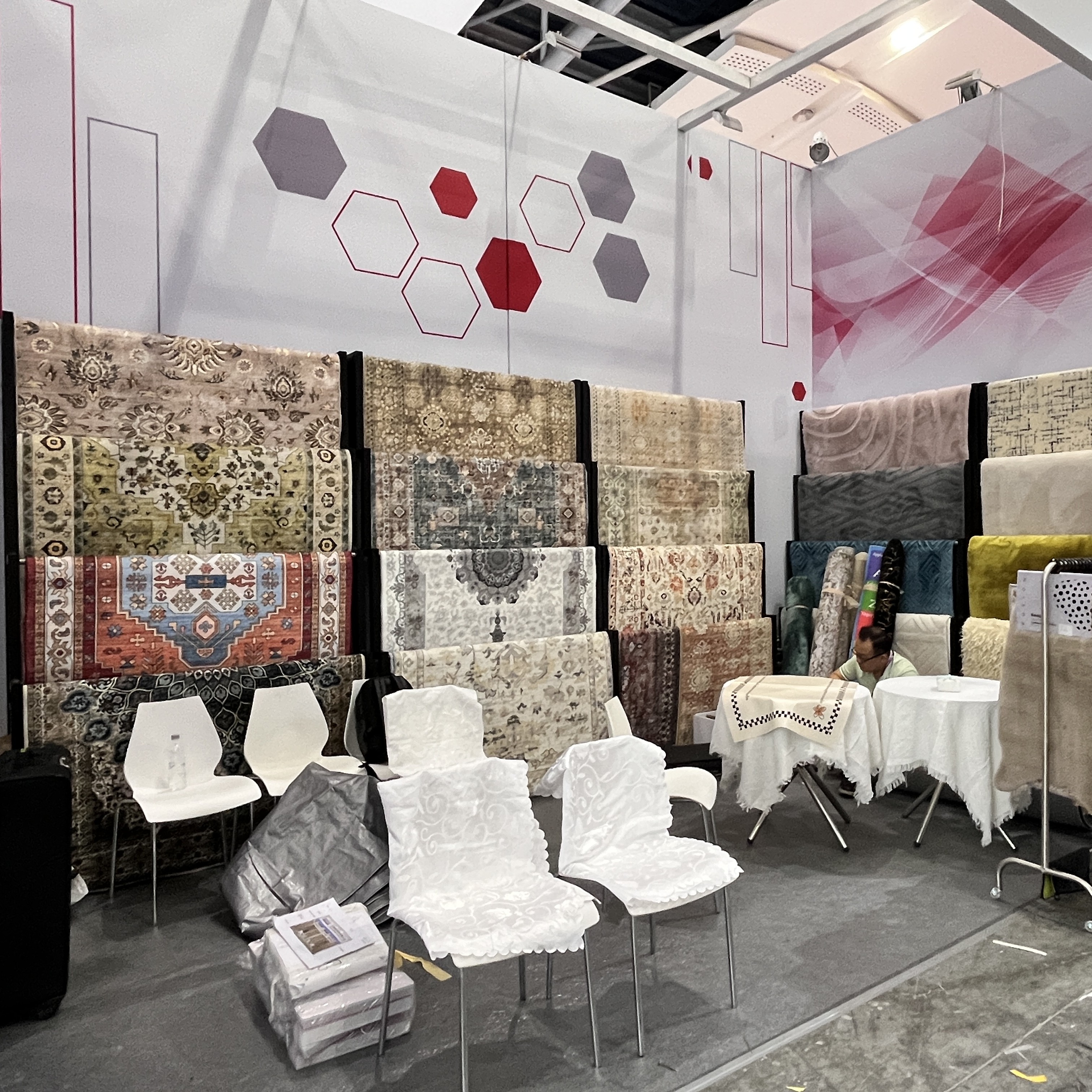 What Makes a Rug Rack Display Ideal for Wholesale Environments?