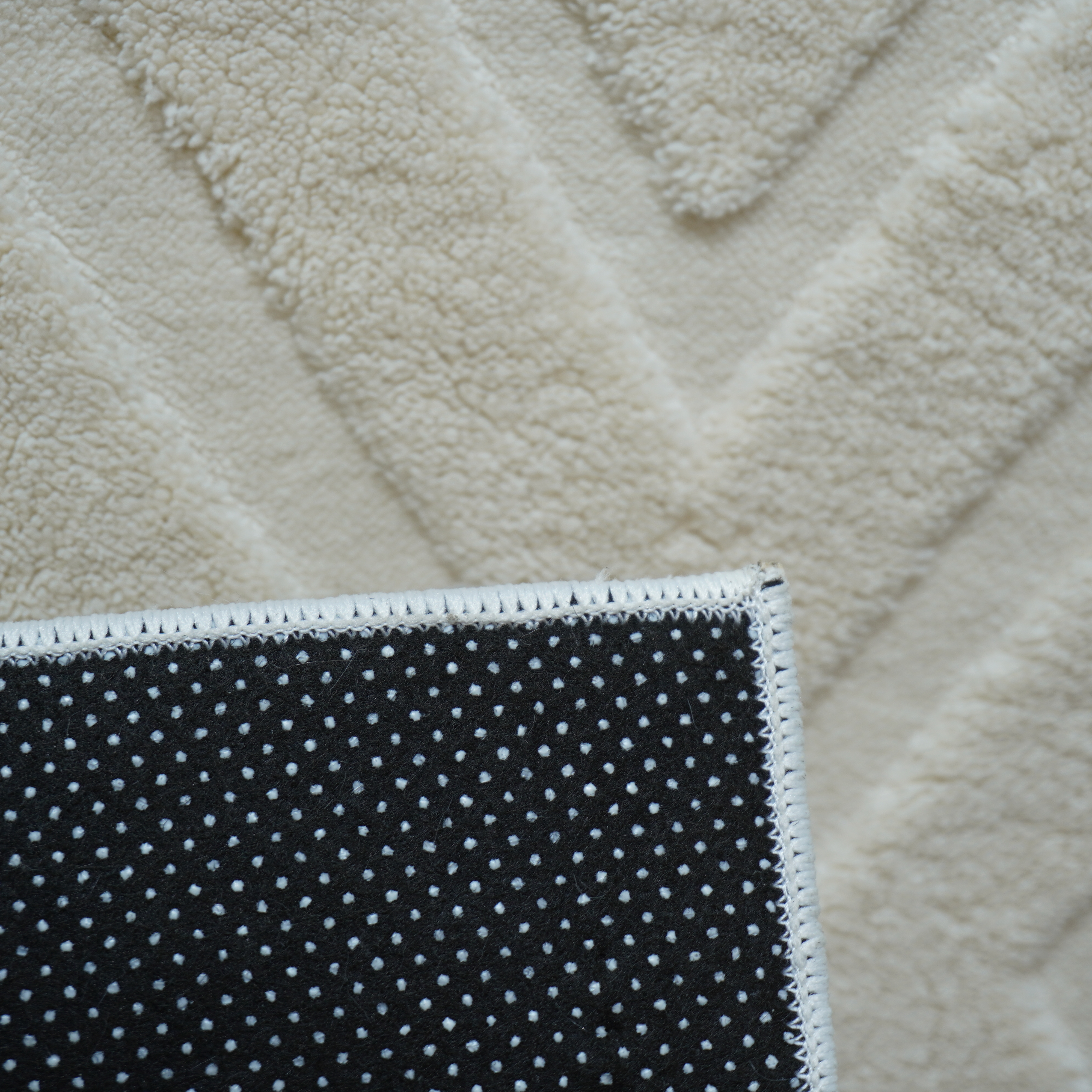 ¿Cómo mejora la alfombra de felpa crema la comodidad y el estilo en cualquier habitación?