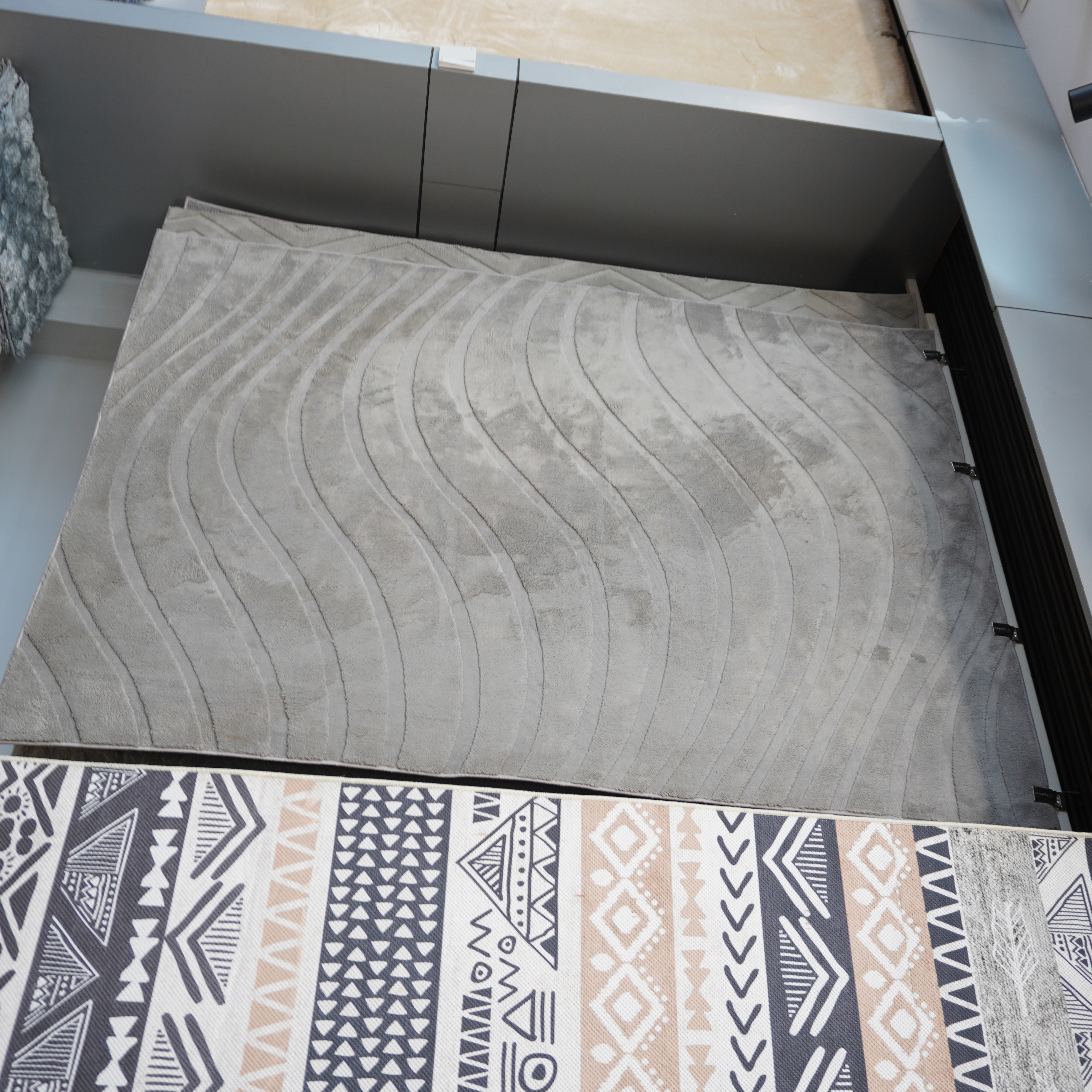 How Grey Area Rugs Enhance Your Living Room Aesthetic?