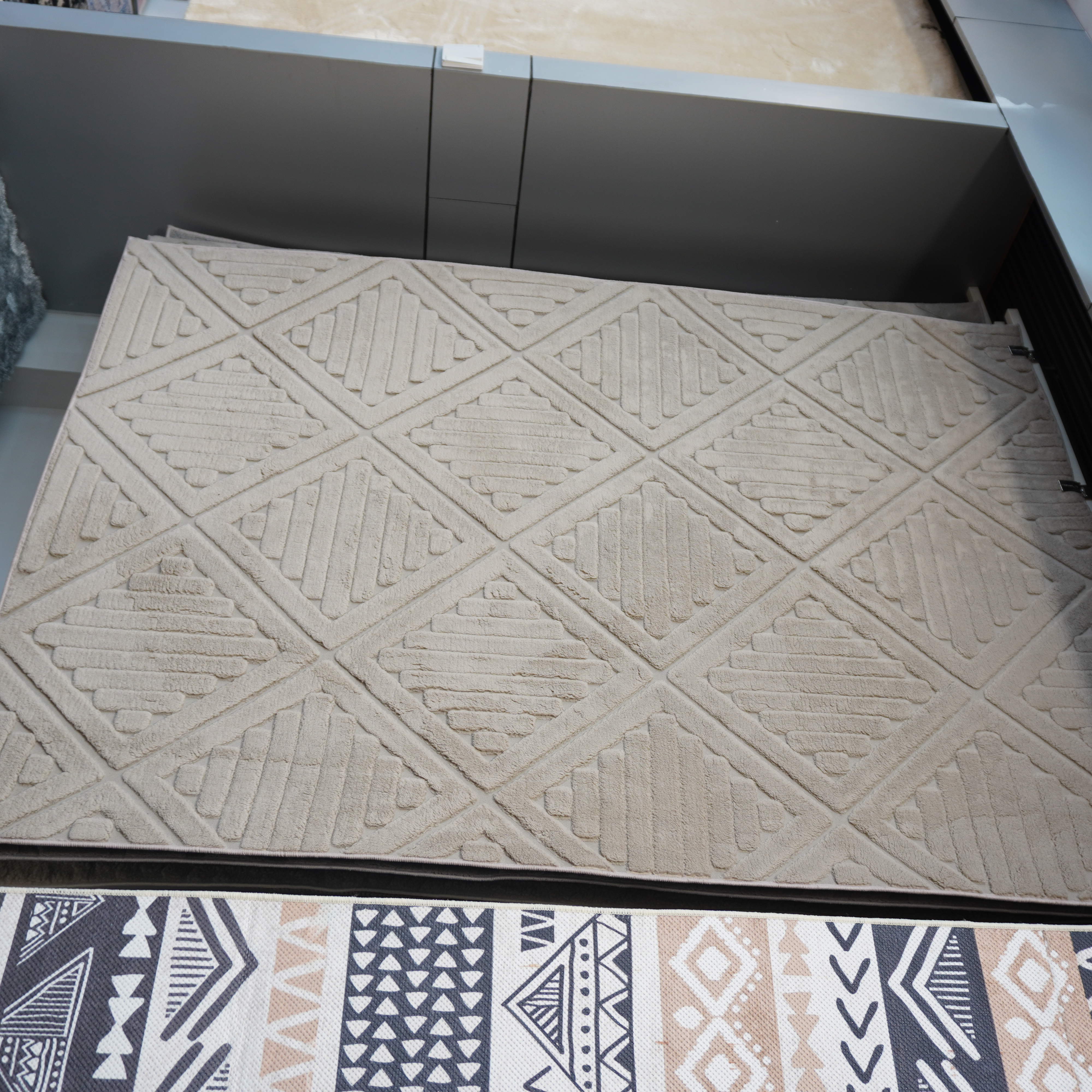 Where to Source Gray Area Rugs That Appeal to Today's Consumers
