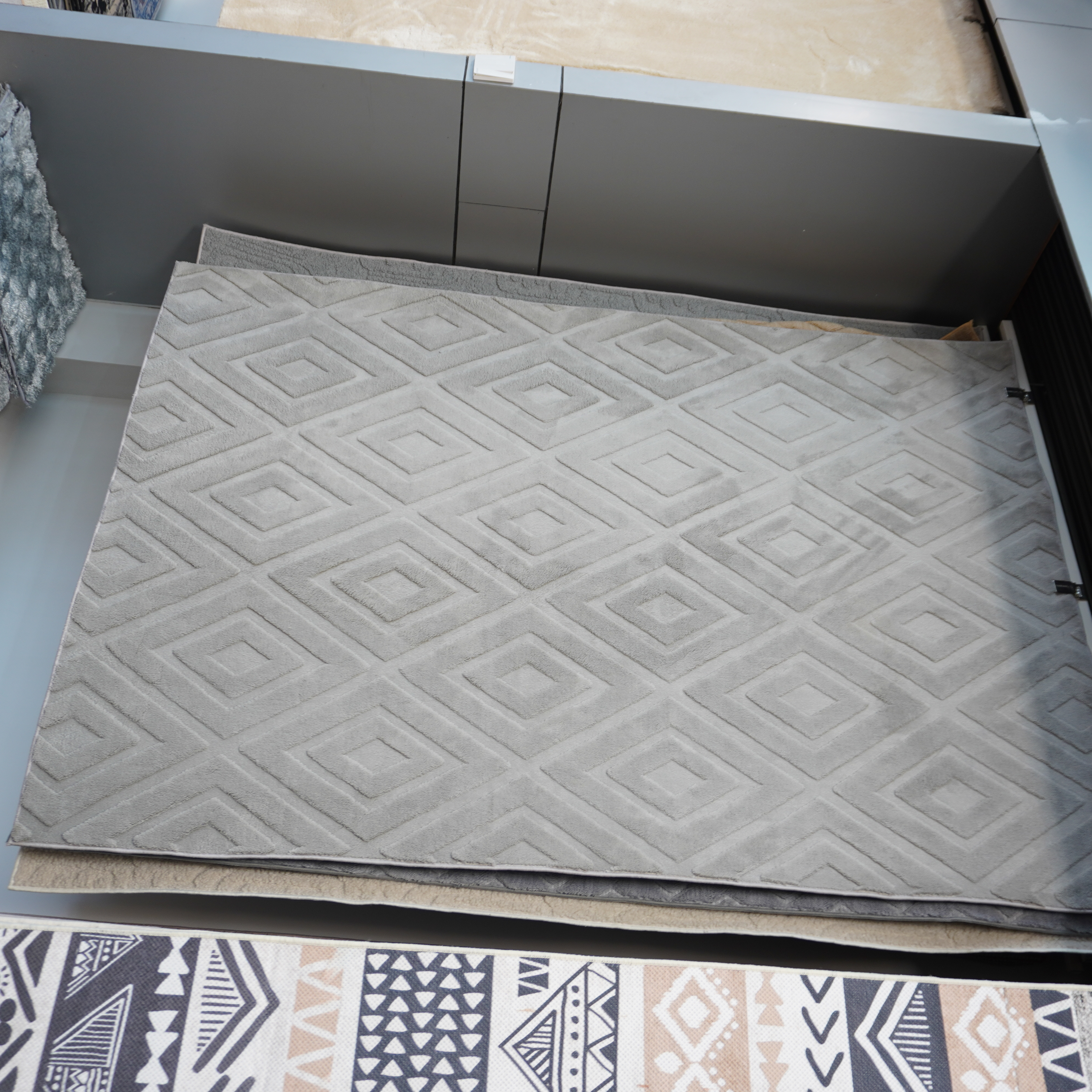 How to Choose the Best Grey Area Rug for Your Space?
