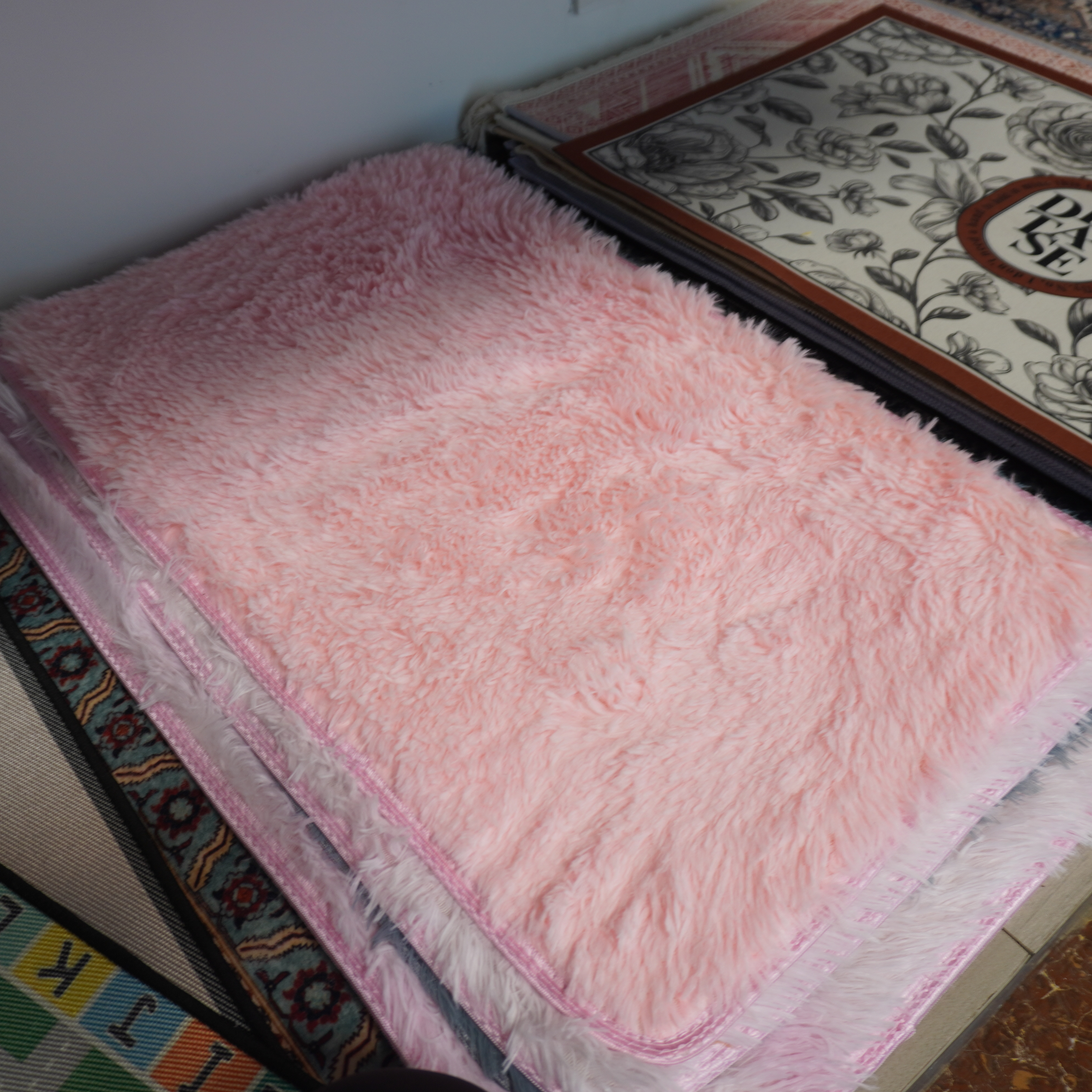 How Does Shaggy Cream Carpet Enhance Comfort and Style in Any Room?