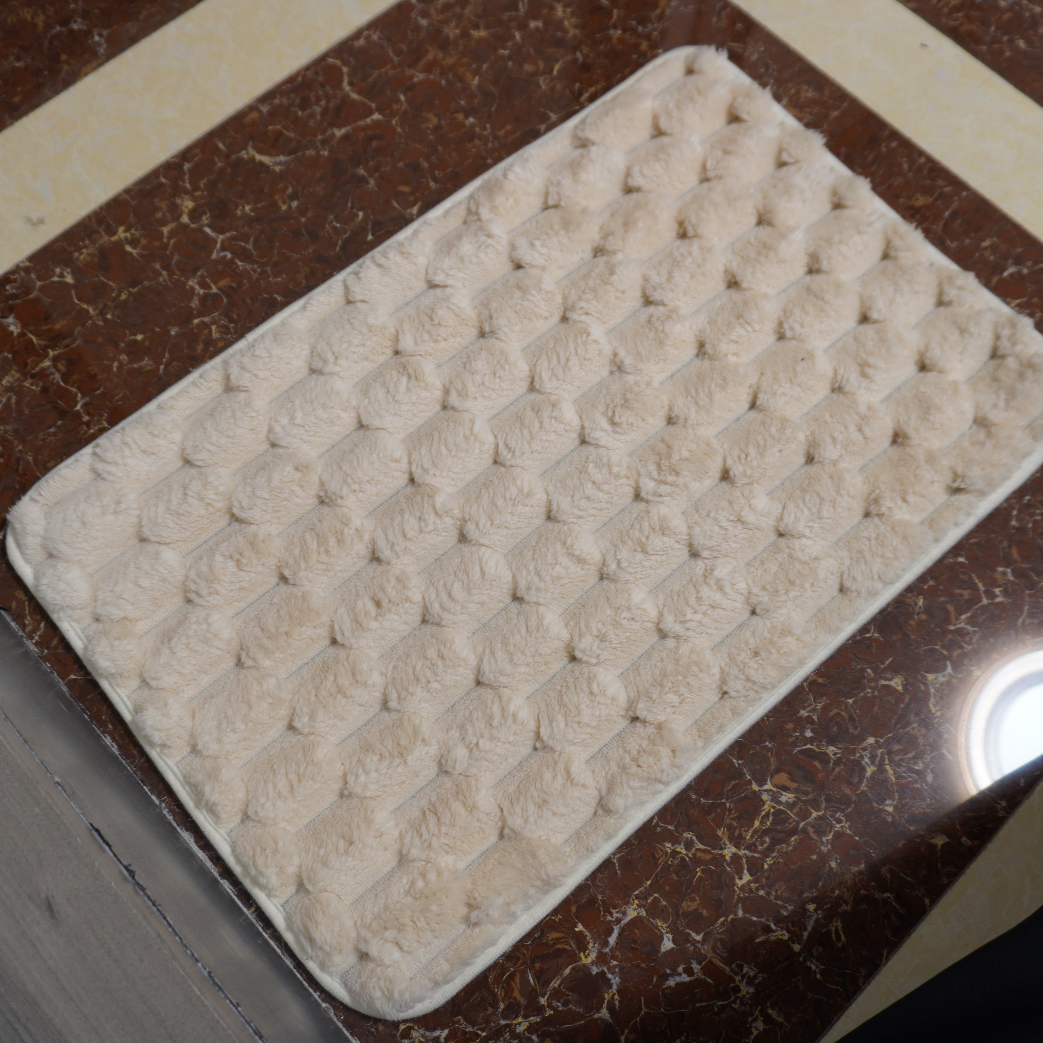 ¿Cuáles son los beneficios de invertir en alfombras antideslizantes para baño?