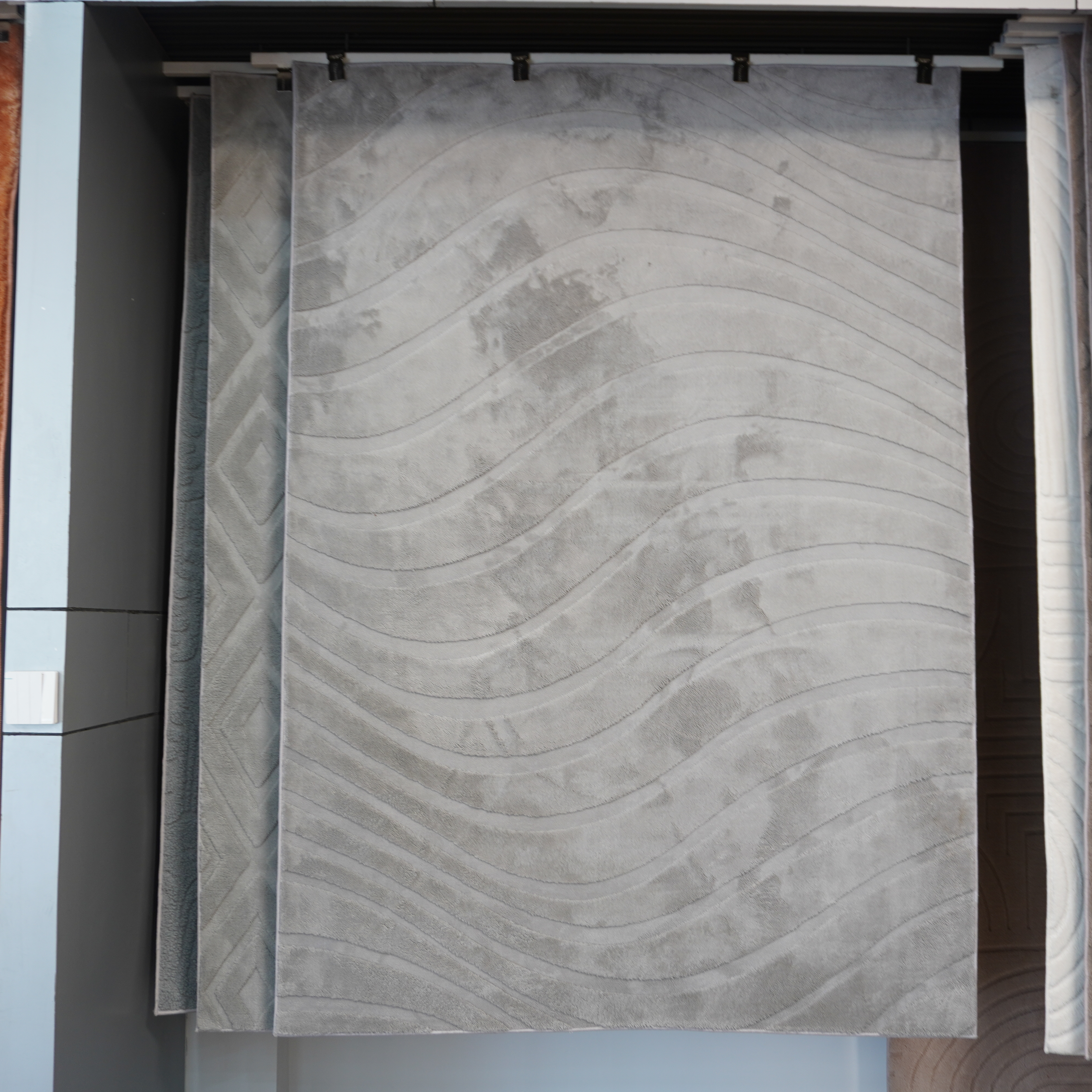 What are the Benefits of Using Grey Area Rugs in Home Decor?