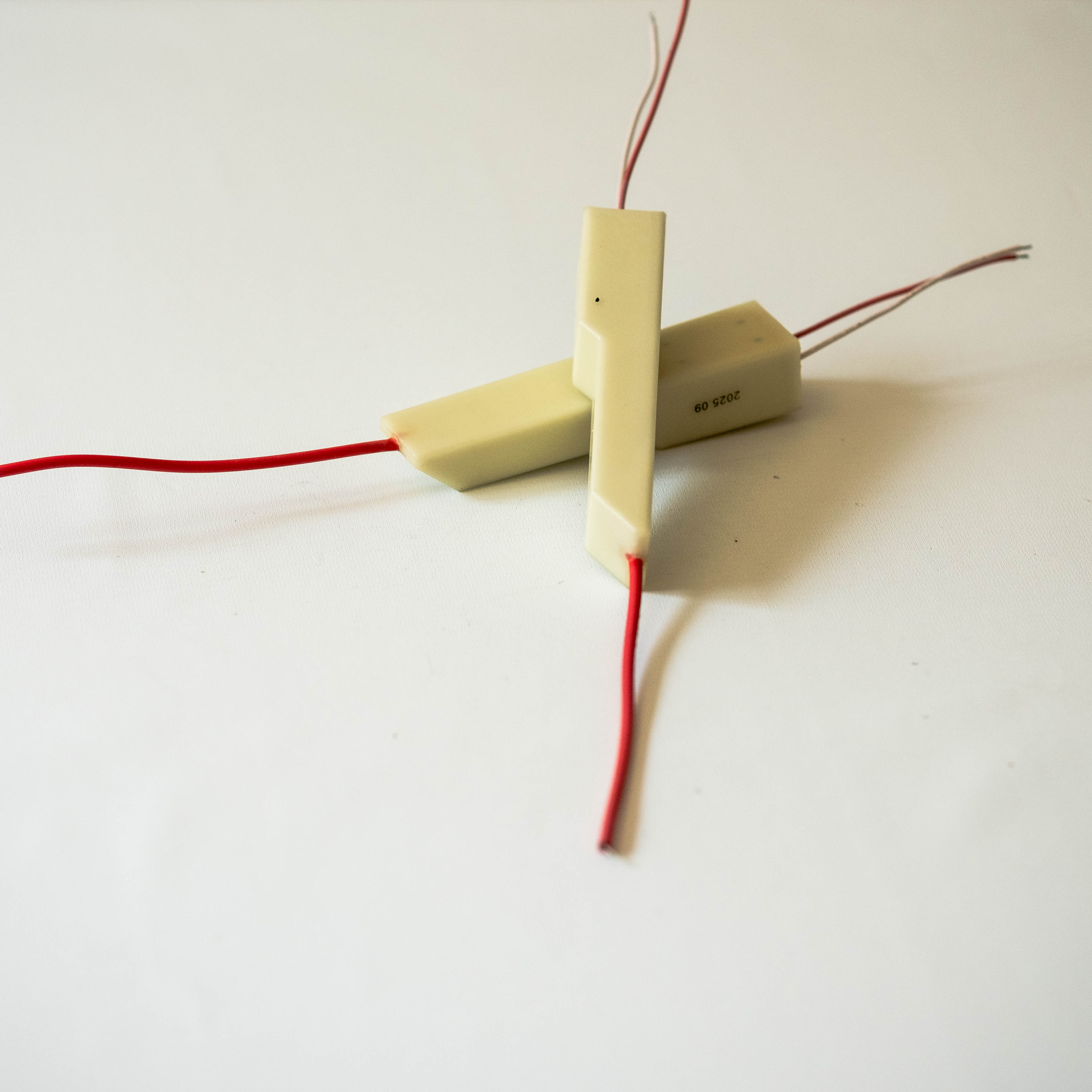 What is the working principle of electrostatic spraying