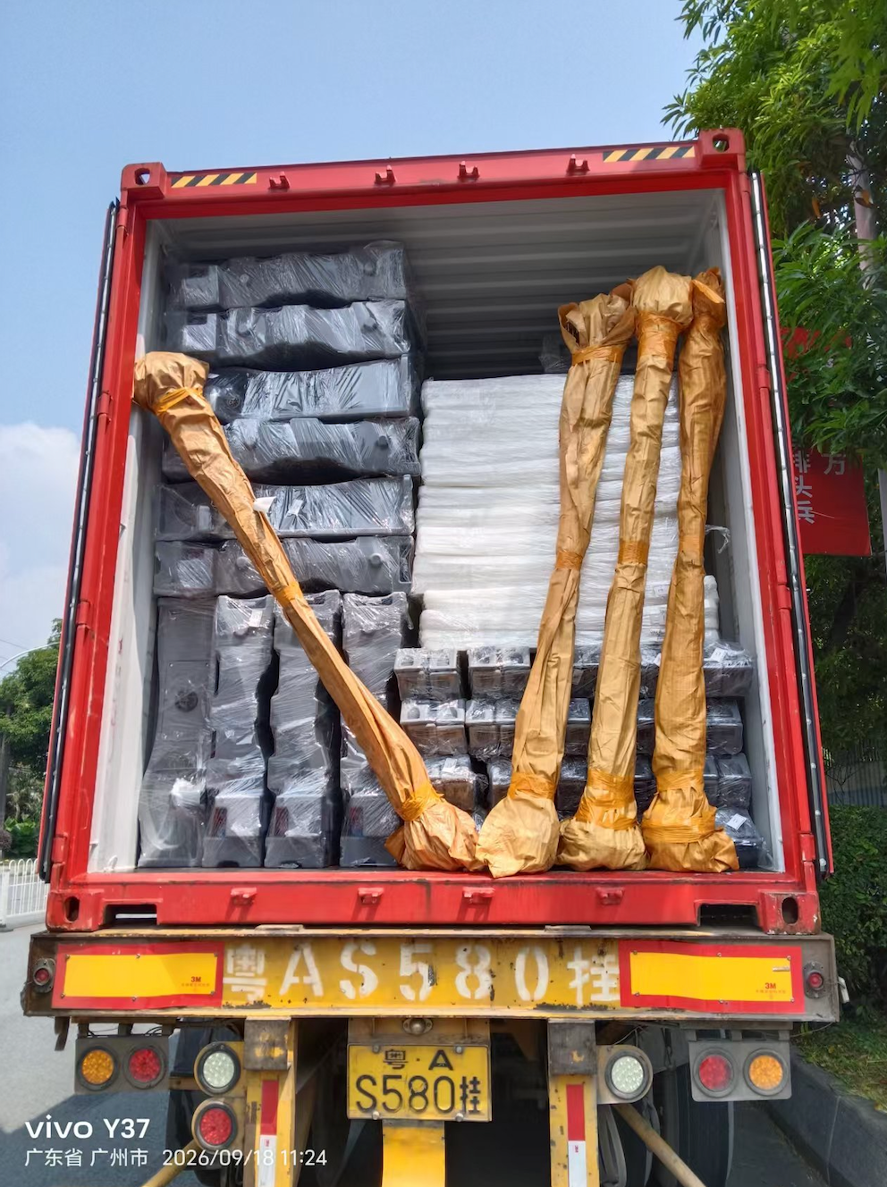 container-loading-of-portable-toilet-manufacturer-in-Guangzhou.png