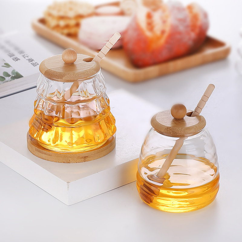 Ang pag-iimbak ng mga bote ng honey sa malamig na lugar ay nagpapanatili sa kanilang likas na tekstura.