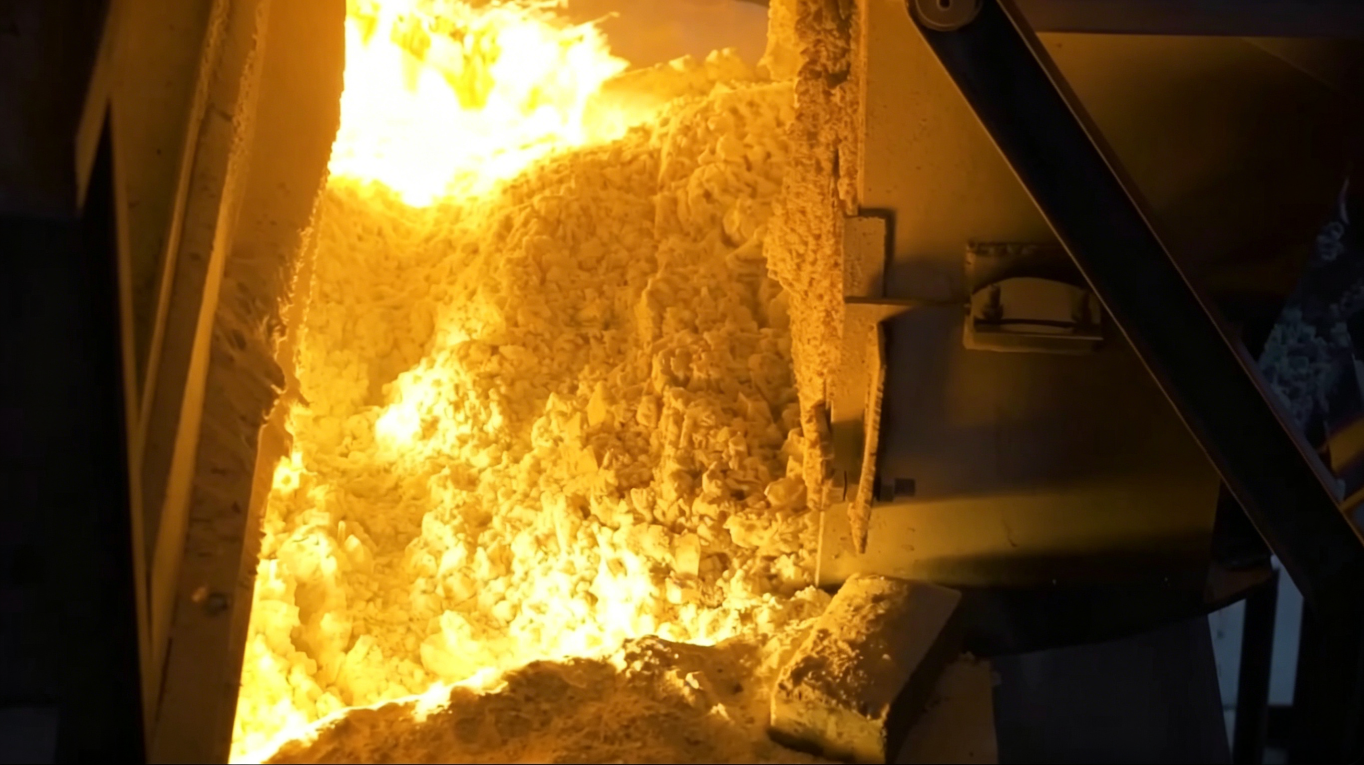 glass production capacity of 131 tons/day.