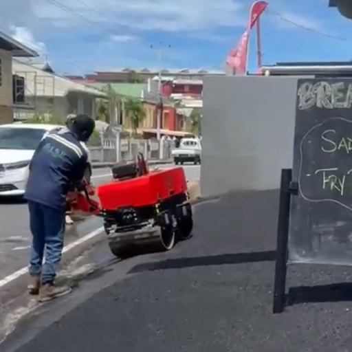 Il cliente sta utilizzando una rullatrice stradale SDBM da 800 kg.