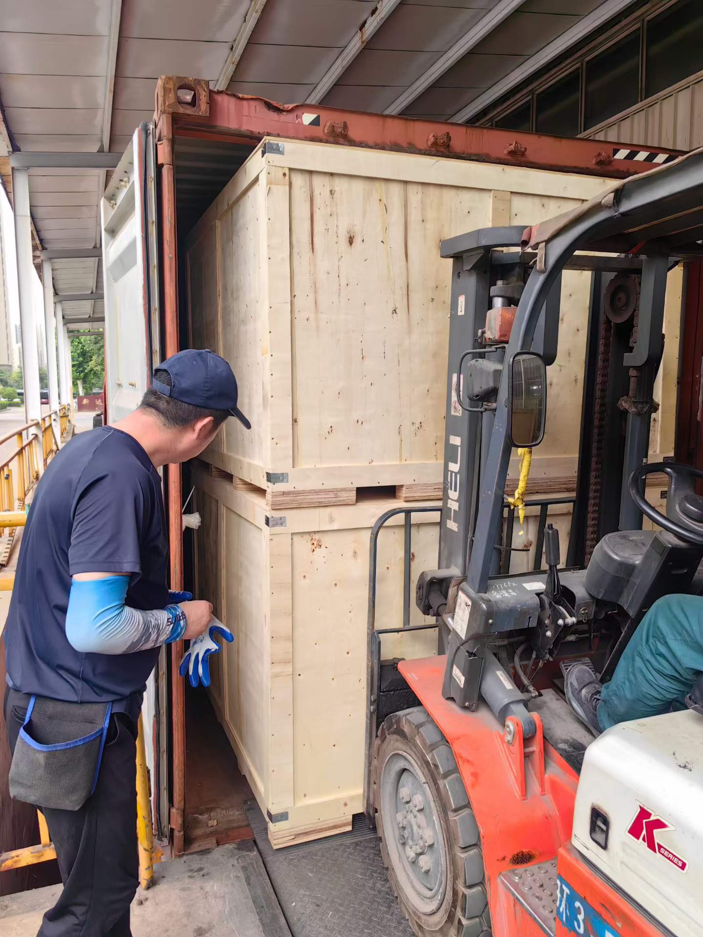 500kg walk behind road rollers are being packed.