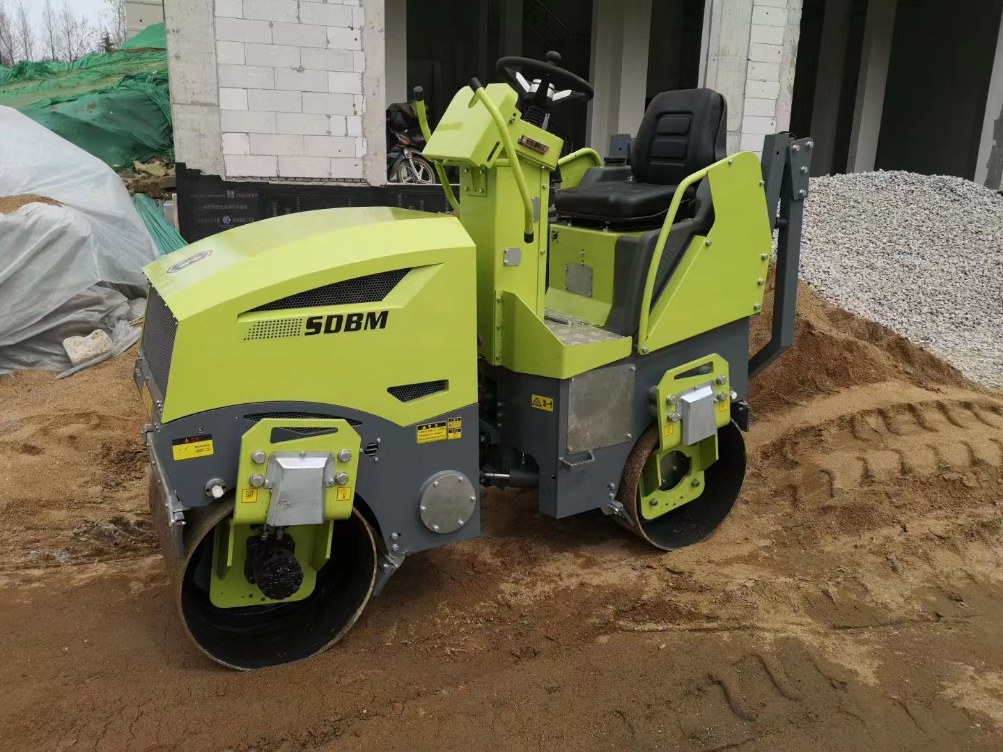 American Customer Raves About the SDBM 1-Ton Road Roller: A Testament to Quality