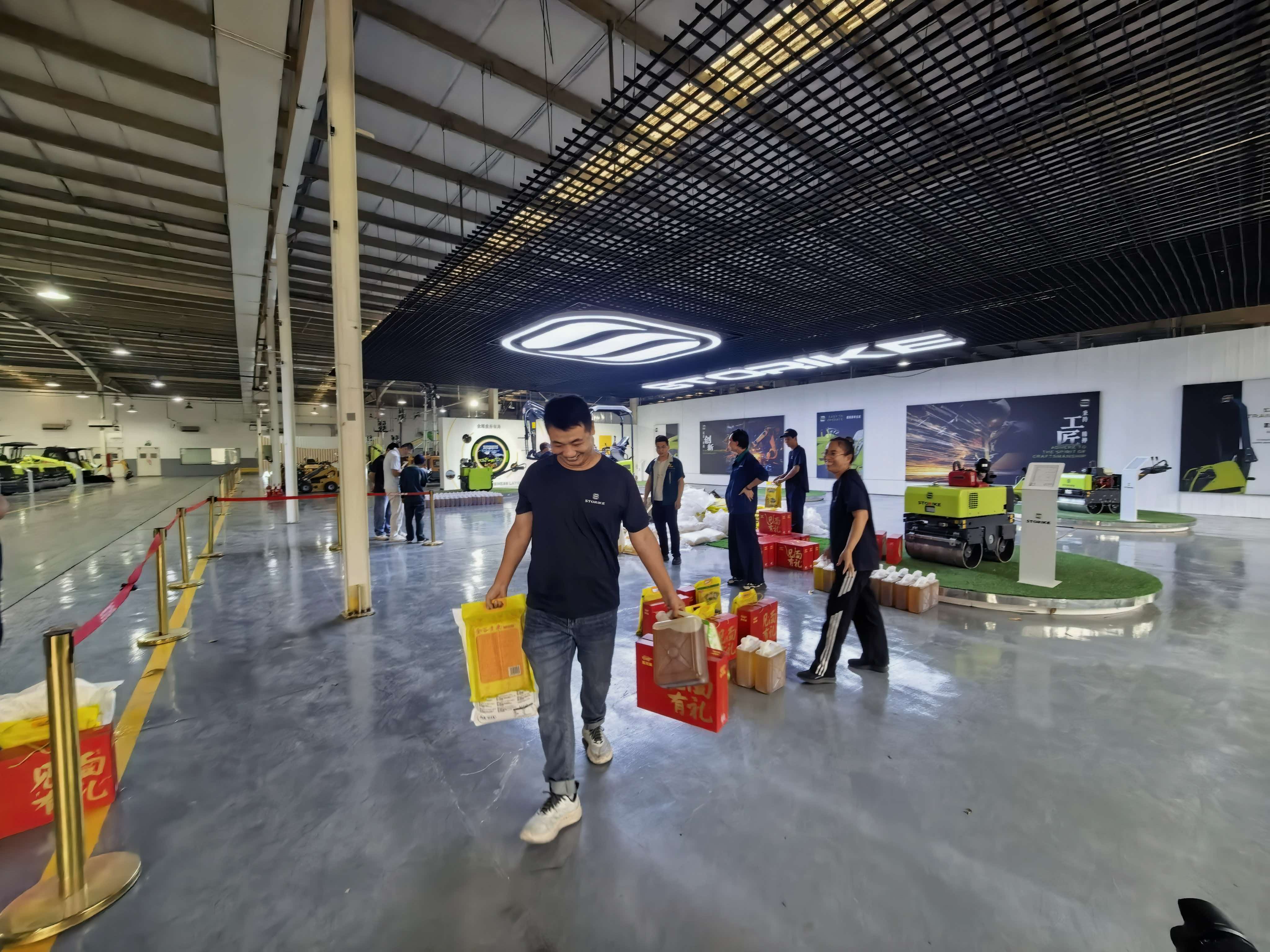  SDBM Celebrates Mid-Autumn Festival with Employee Welfare Gifts