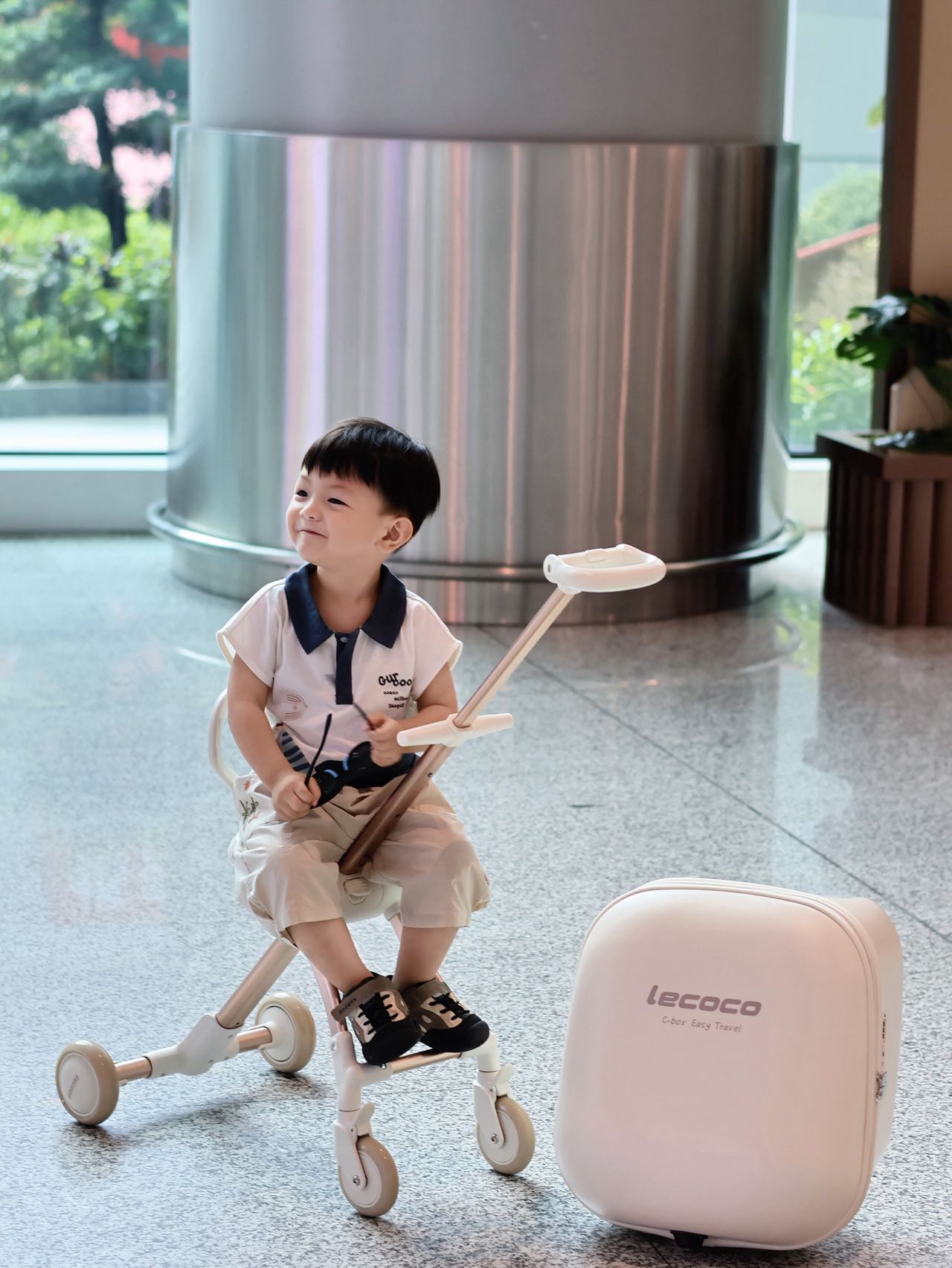 How to Keep Toddlers Entertained and Secure During Commutes with a Stroller Luggage?