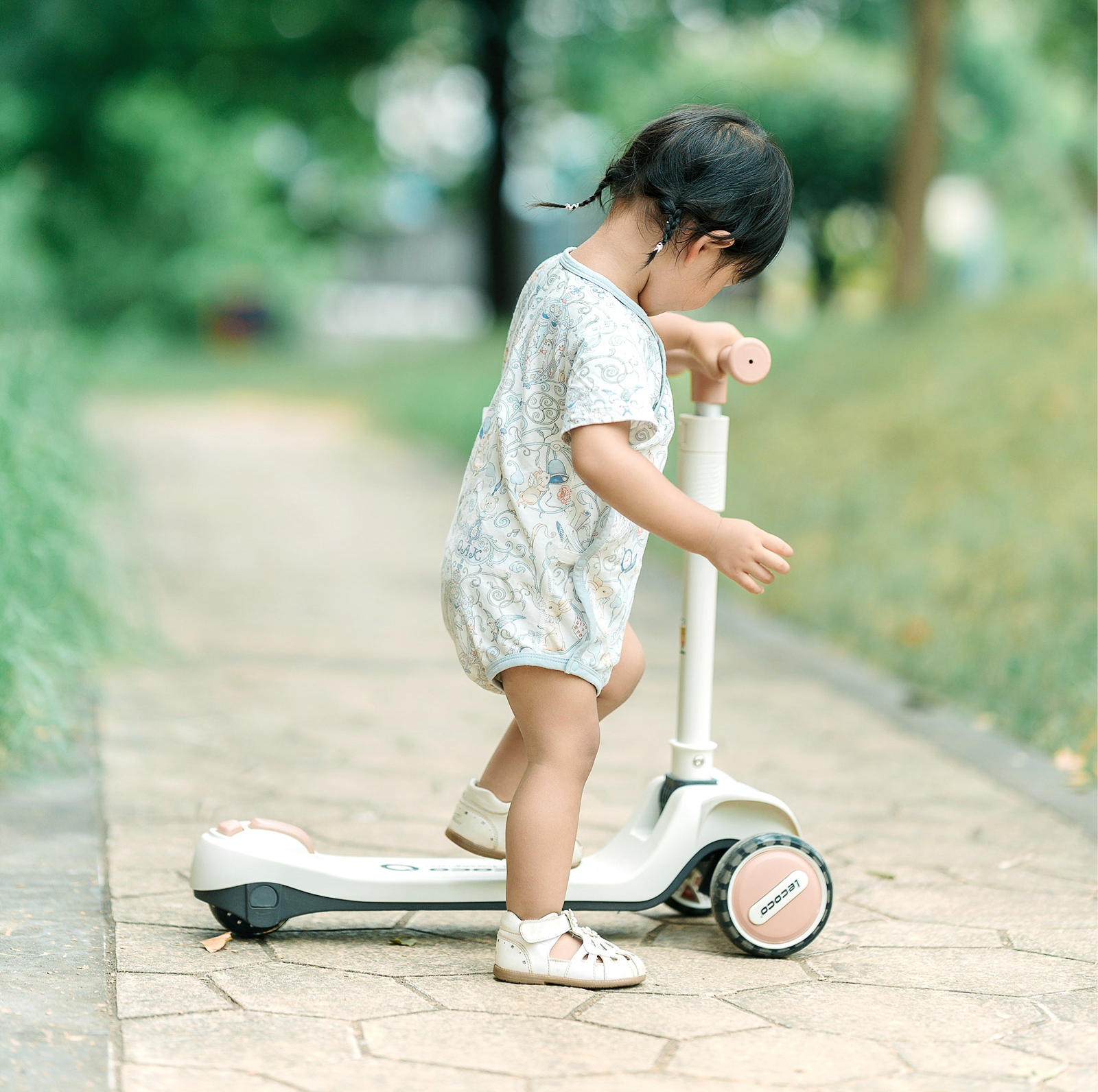 What Design Elements Make a Scooter Easy to Control for Children?