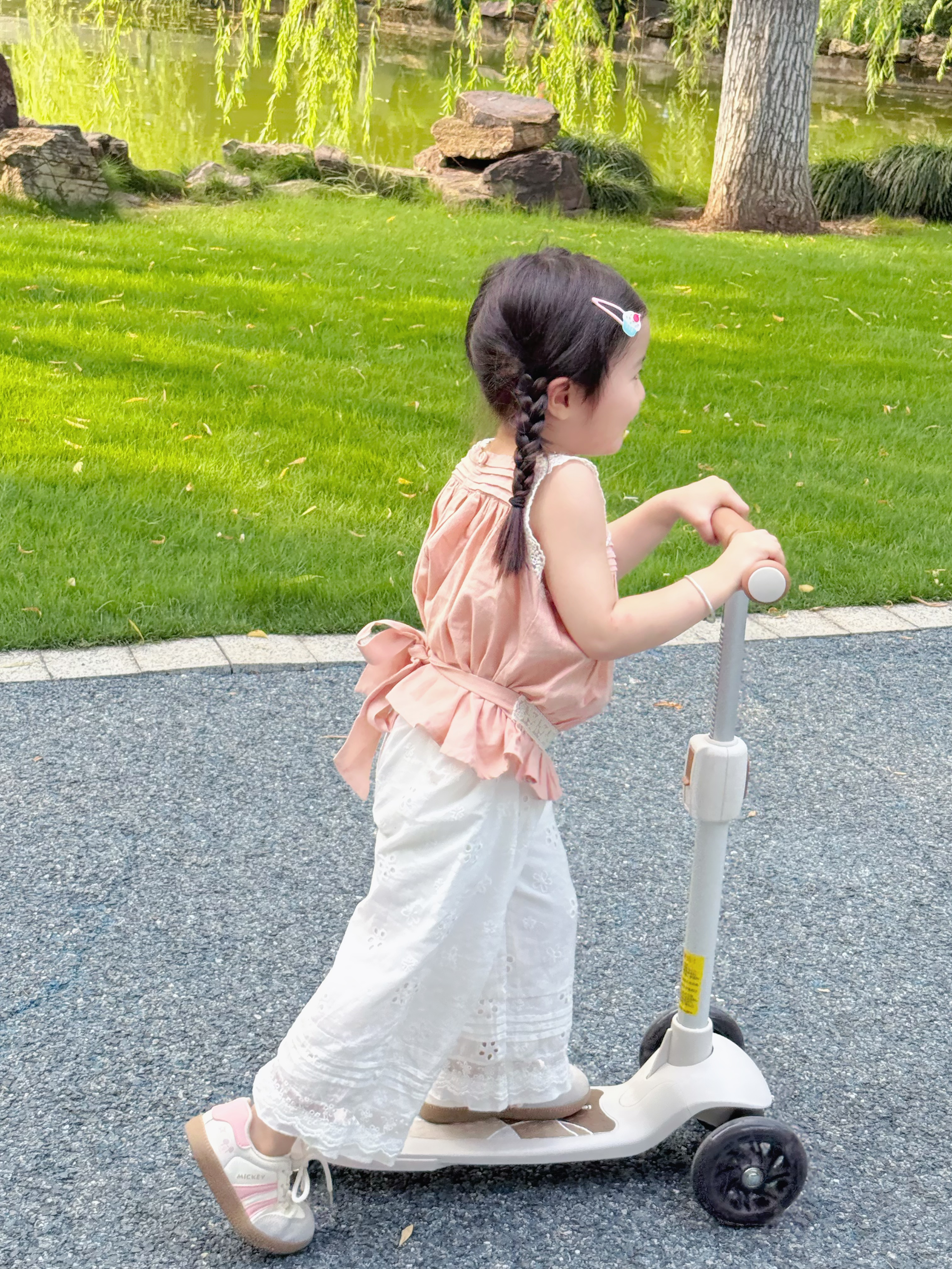 Why Is a Scooter a Favorite Choice for Active Outdoor Play?