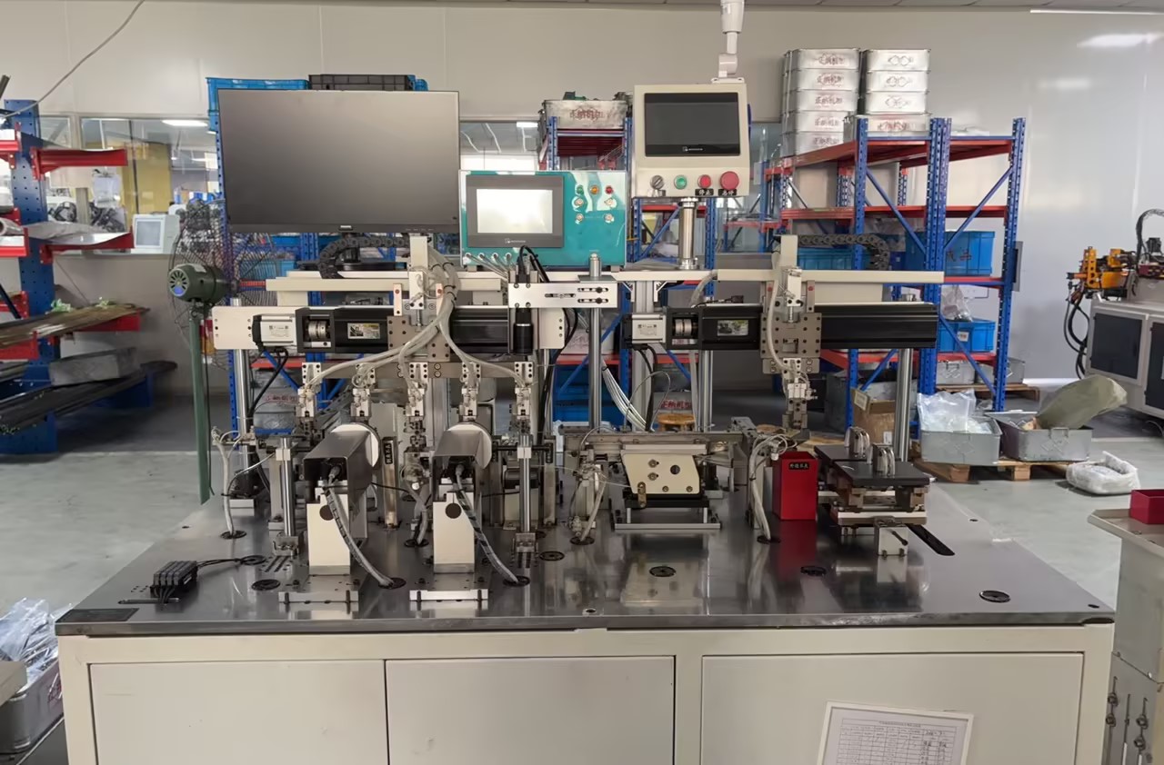 Project-specific pneumatic measurement system for 100 percent locking-pin inner-bore inspection