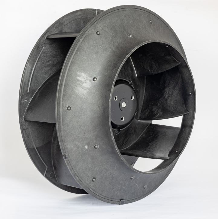 Las características de rendimiento de los ventiladores de tipo tapón con álabes curvados hacia atrás.
