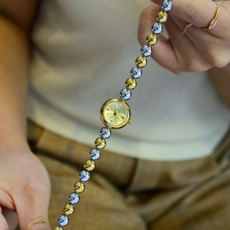 Tuklasin ang mga Natatanging Pakinabang ng Aming Bangle Type Watch para sa mga Kababaihan