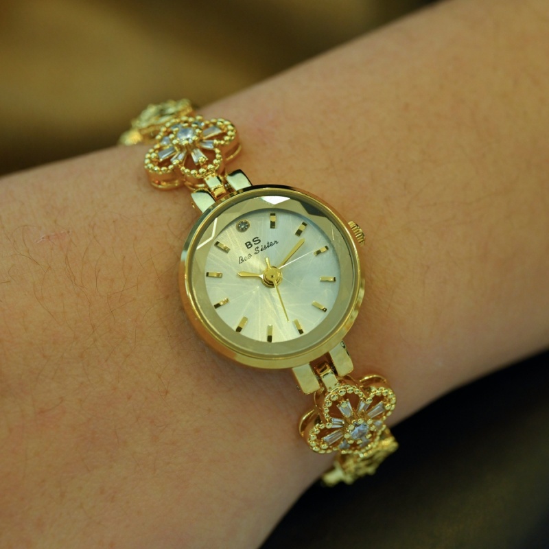 Unmatched Elegance and Precision in Classic Square Vintage Watches
