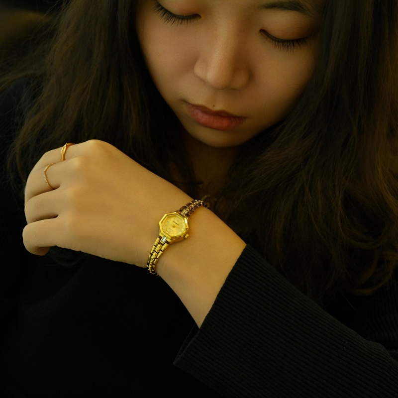เสน่ห์อันน่าหลงใหลของนาฬิกาข้อมือแบบกำไลสำหรับผู้หญิง