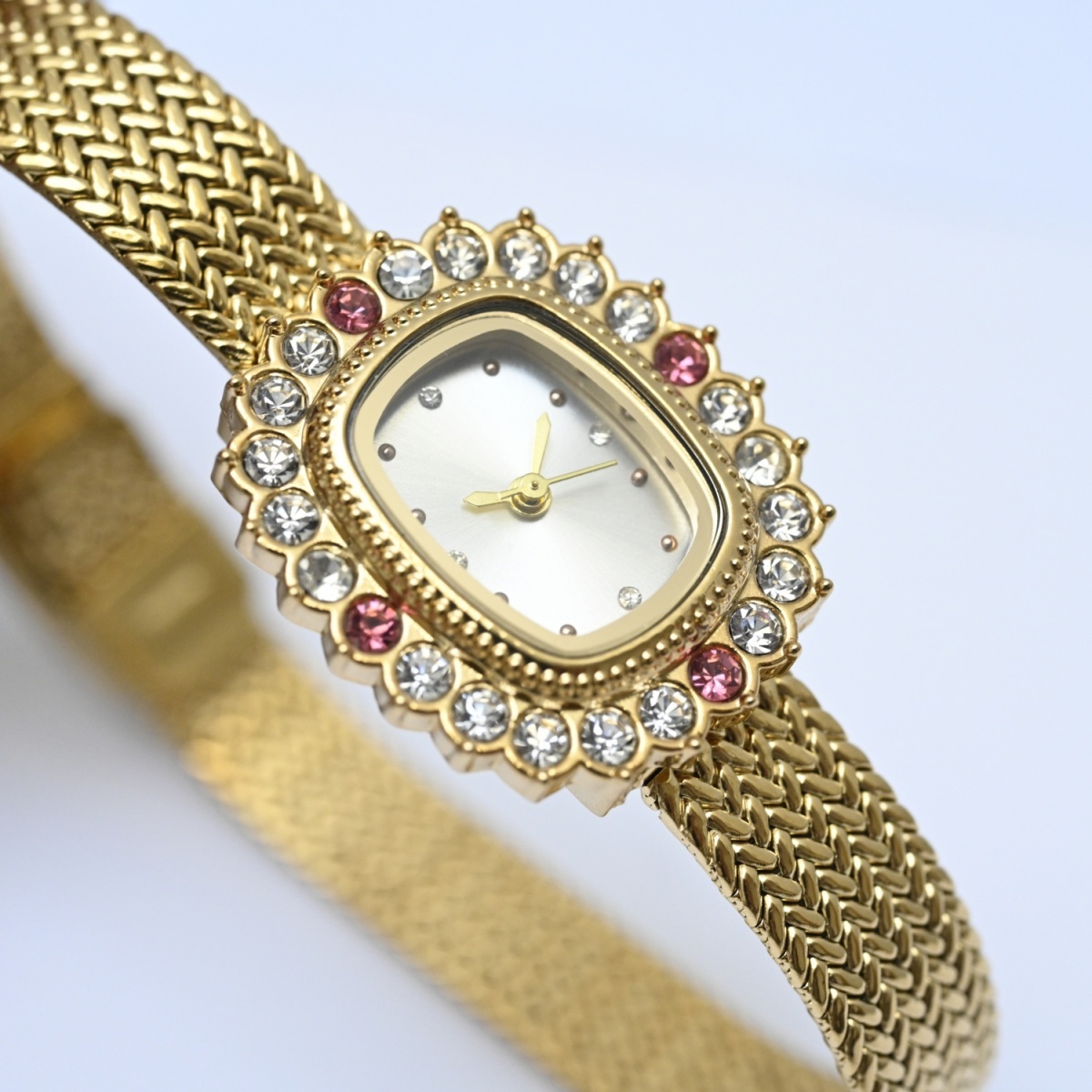 Discover the Unique Benefits of Our Antique Jewelry Store