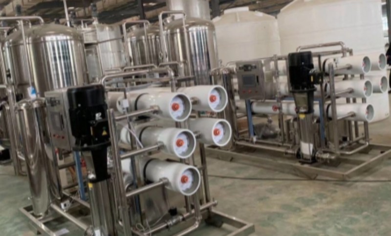 Super duplex and superaustenitic stainless steel tubing resisting chlorides in a seawater intake system