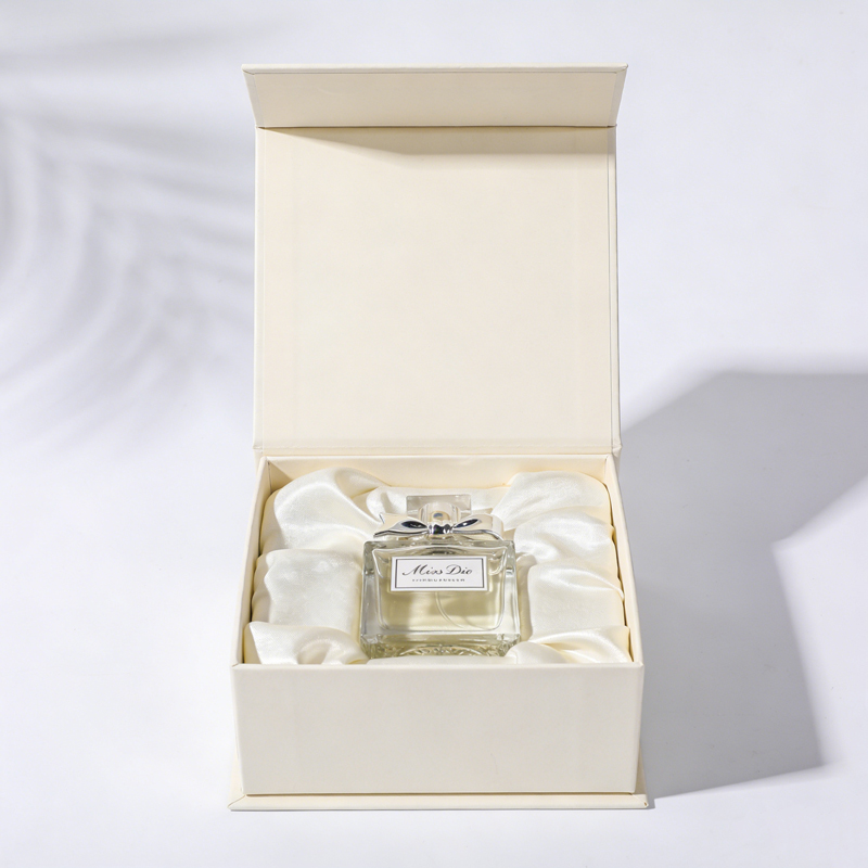 Foldable magnetic boxes for efficient logistics and storage ideal for fashion jewelry and accessory brands