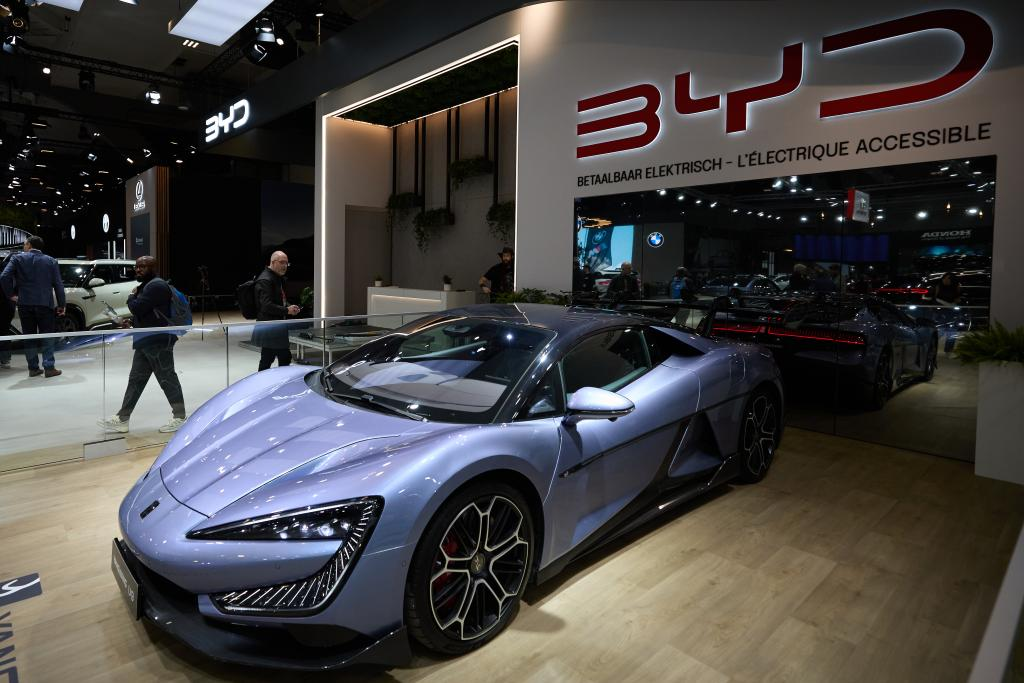 2026 China’s Auto Export Boom: April Shipments Hit 900,000 Units, EVs Surpass Gasoline Cars for the First Time