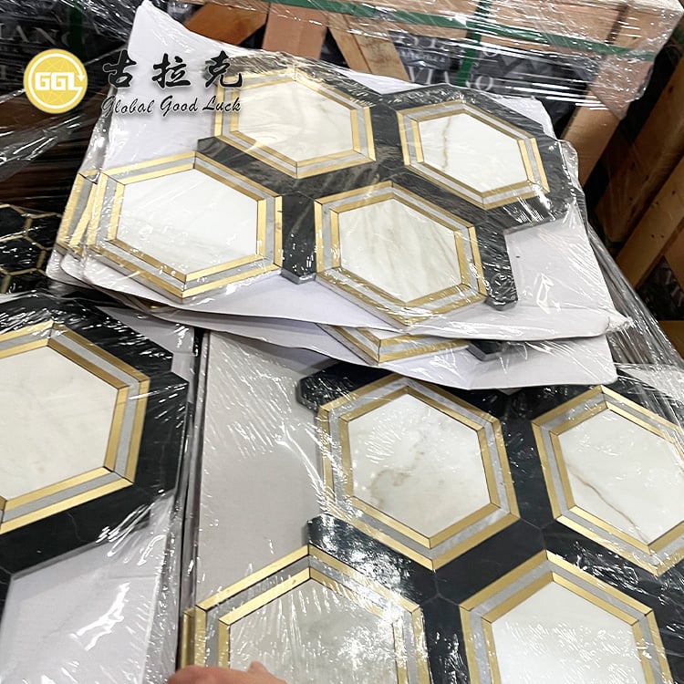Mosaico de mármol en forma de hexágono con chorro de agua de latón