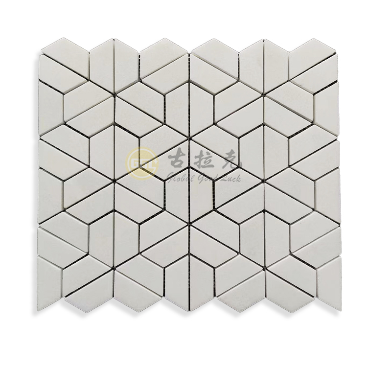 Ungleichmäßige Form Reinweiße Mosaikfliese aus Naturmarmor fürs Badezimmer, anpassbare Größe