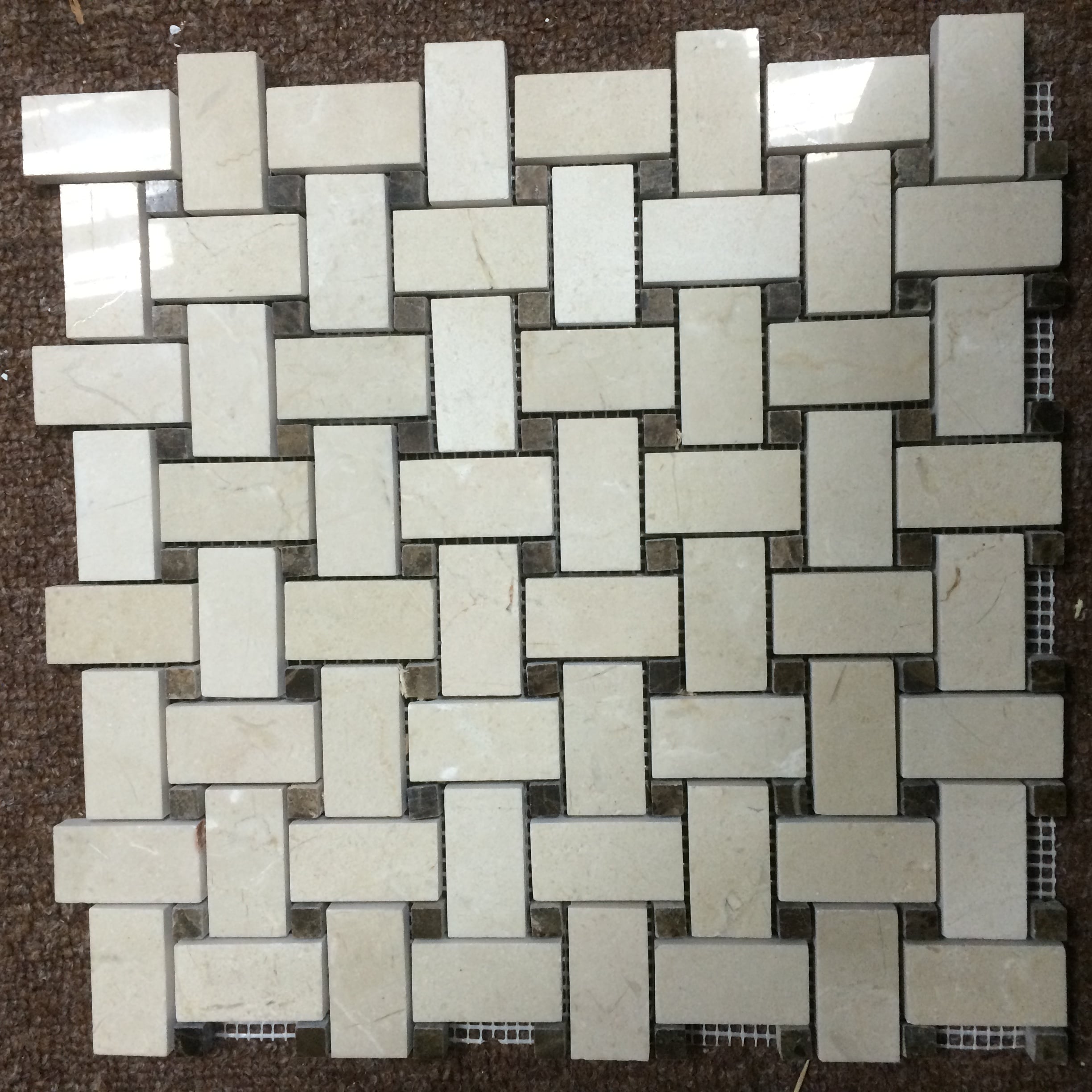 Crema Marfil Basketweave с мраморна мозайка с кафяви точки за кухненски плочки