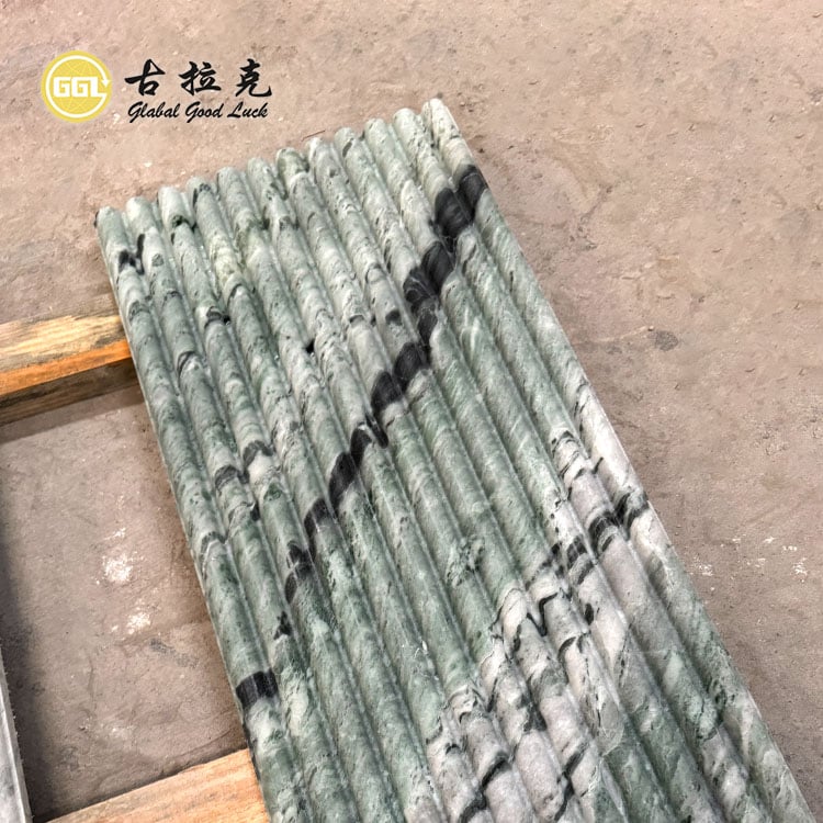 Panel de pared de mármol estriado con característica cóncava y superficie pulida de color verde natural