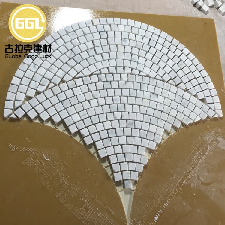 Carrara-Marmor, weiß, von Hand geschnitten, große Marmor-Mosaikfliese in Fächerform