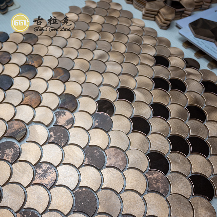 Carrelage mural en mosaïque de métal en forme d'éventail avec miroir de style bois