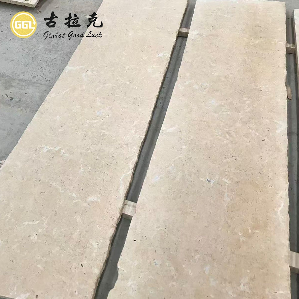 Gebürstete und getumblte Terrassenplatten aus römischem Beige-Kalkstein für die Dekoration von Außenwänden und -böden