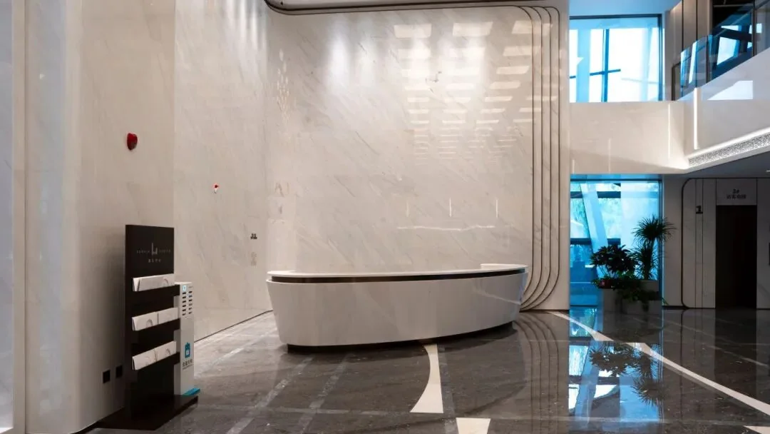Commercial reception with large-format Palissandro Bianco Marble wall panels