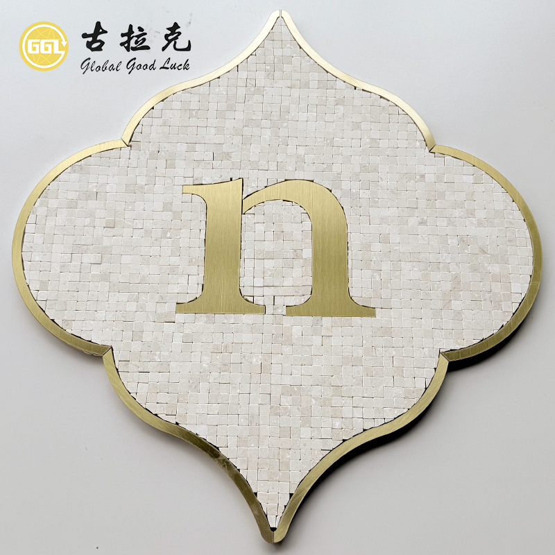 Placa de Parede em Mosaico de Pedra Natural com Logotipo Personalizável em Letras de Latão — Insersão Decorativa para Pisos Comerciais e Lojas