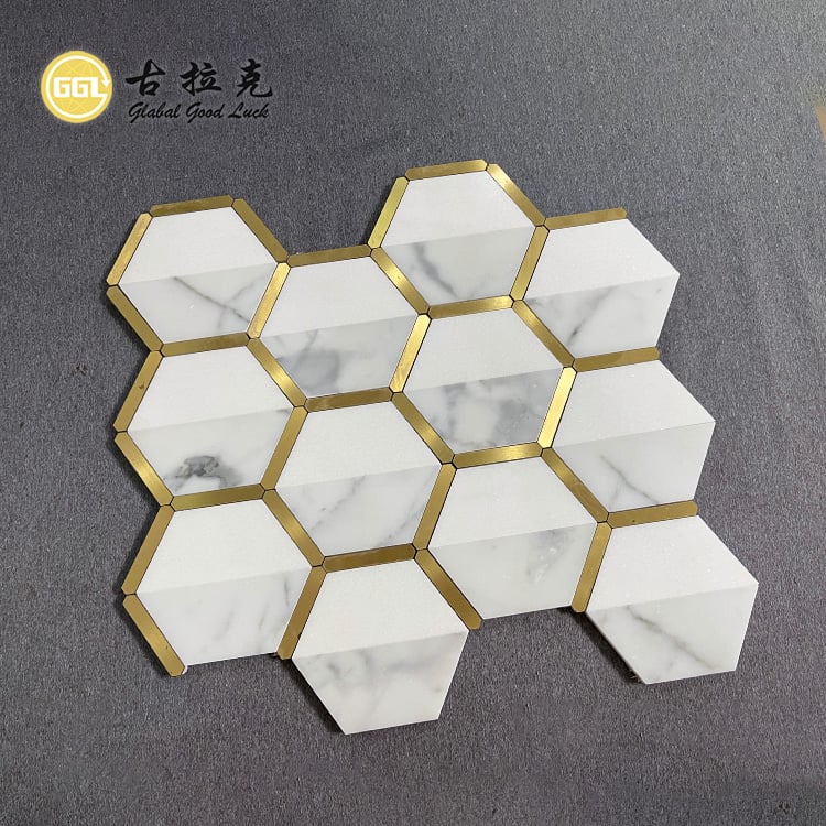 Reka Bentuk Baru Tapis Mozaik Putih Campuran Brass Marmer Carrara Putih untuk Dinding atau Lantai