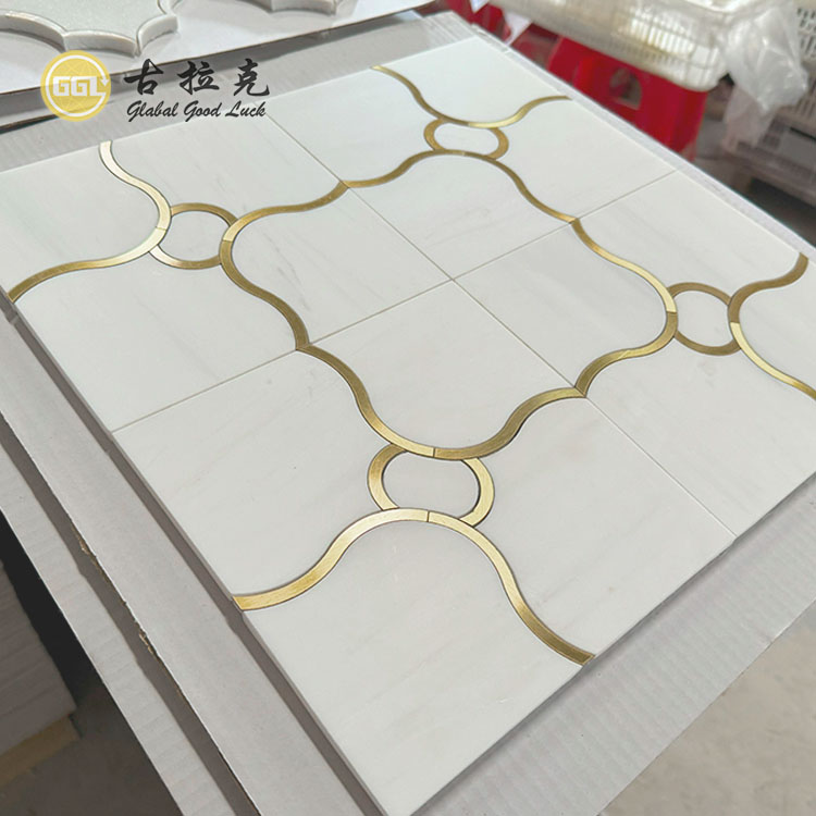 Světle luxusní mramorová mozaika inlay s mosaznou dlaždicí pro moderní design stěn