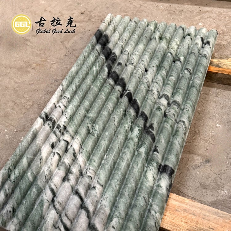 Panel de pared de mármol estriado con característica cóncava y superficie pulida de color verde natural