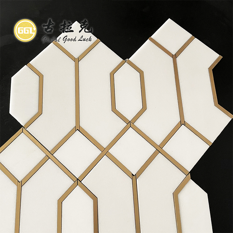تصميم جديد من الرخام الأبيض ثاسوس مع بلاط فسيفساء حجري بحافة نحاسية لديكور الحمام