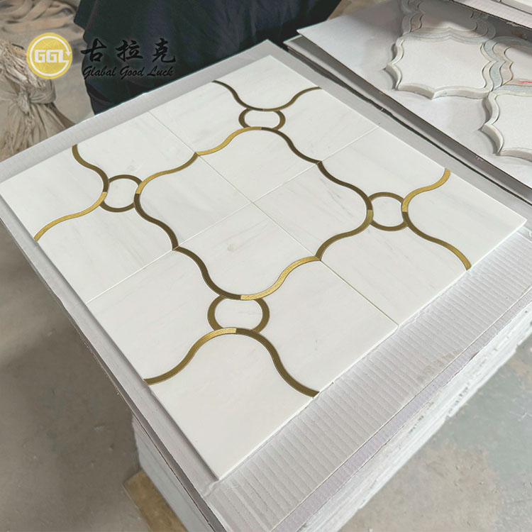 Světle luxusní mramorová mozaika inlay s mosaznou dlaždicí pro moderní design stěn